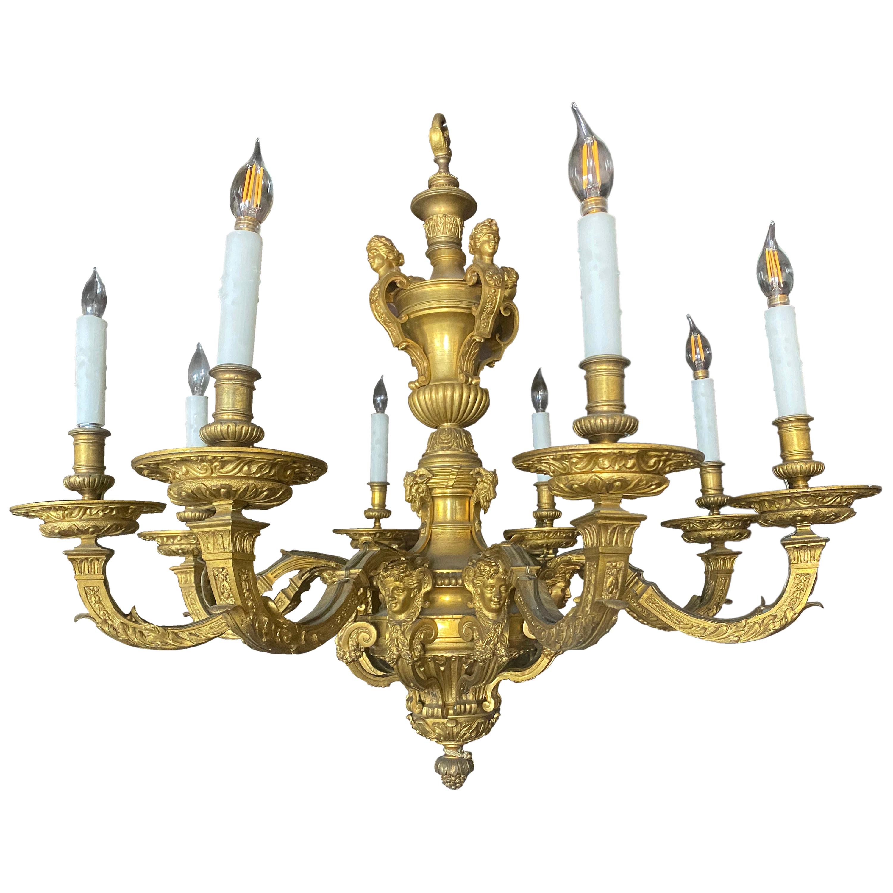Lustre à huit lumières de style Louis XVI en bronze doré et doré en vente