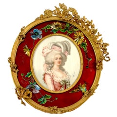 Retrato de Marie Antionette en ormolu y esmalte, estilo Luis XVI, firmado "Garnier