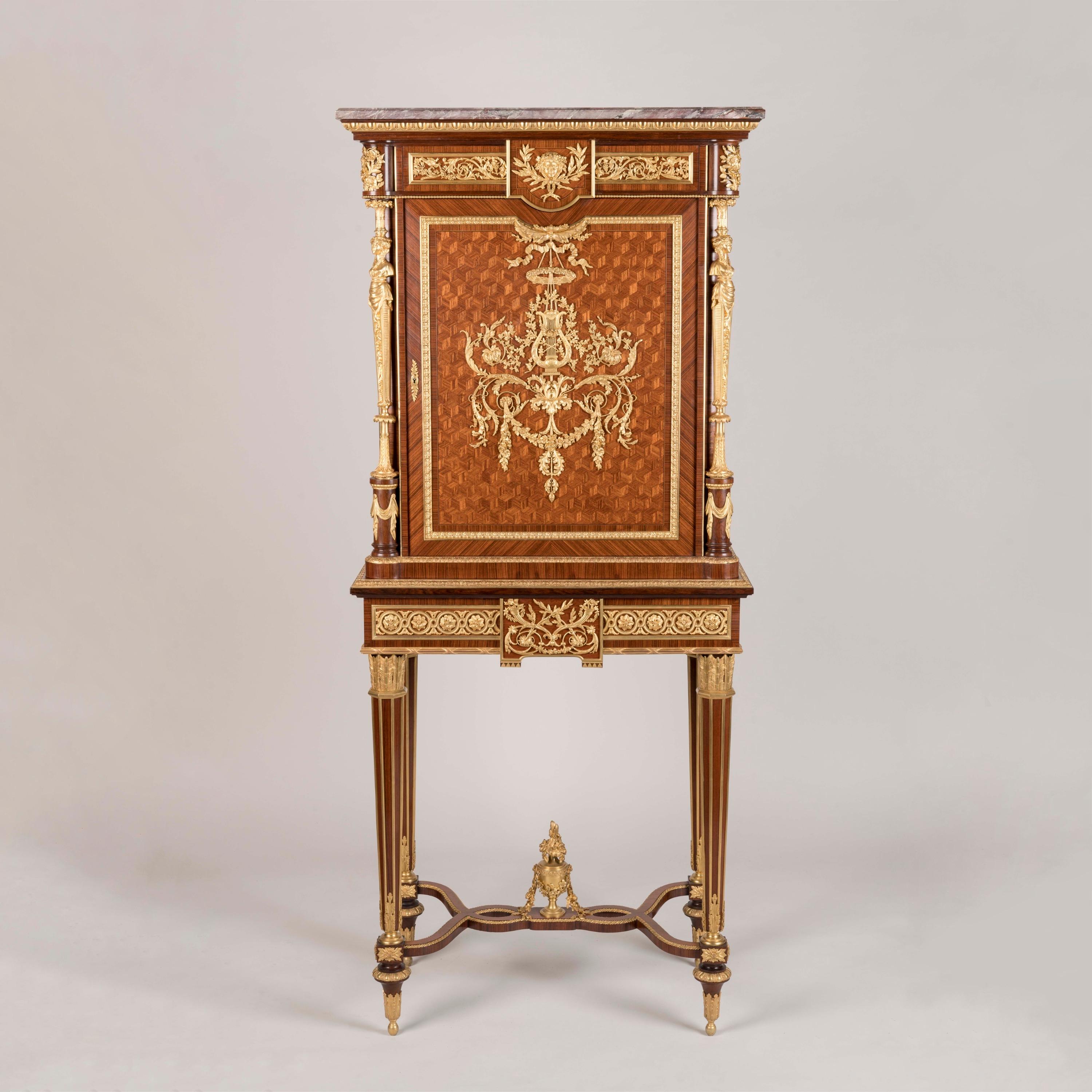 Un eccezionale mobile su supporto
Alla maniera di Adam Weisweiler

Di François Linke
Model No. 684

Disegnato in stile Luigi XVI, costruito in bois violette e parquet bois satiné a cubetti, sormontato dall'originale piano in marmo fleur de pêcher