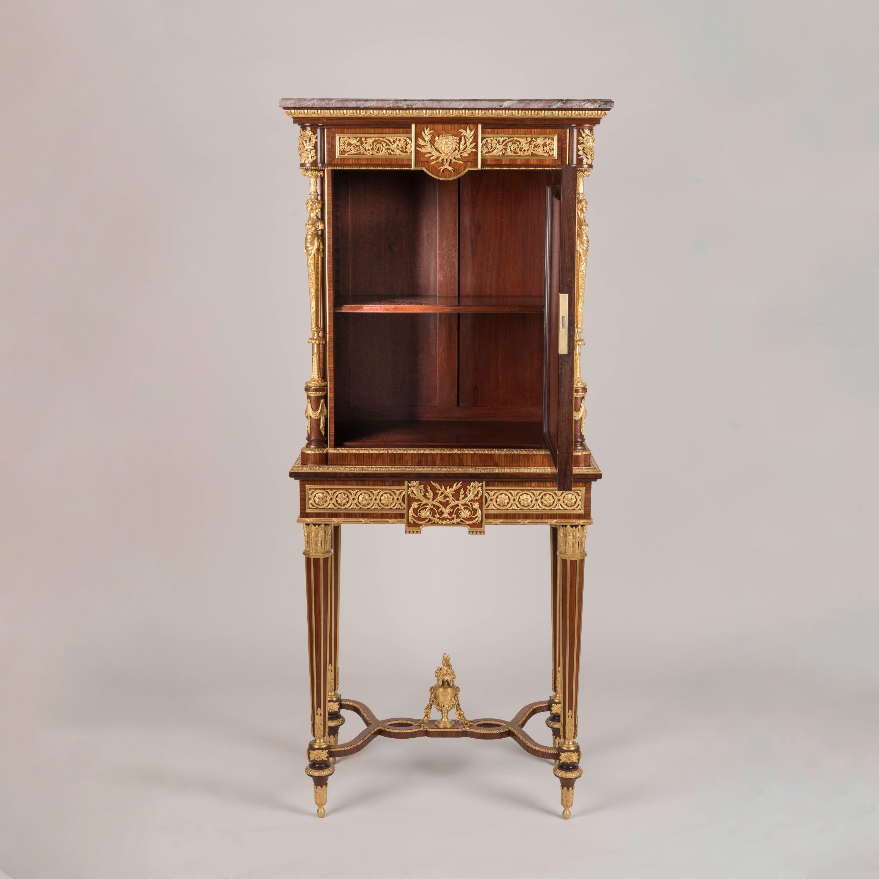 Cabinet in legno di Re in stile Luigi XVI con montatura in ormù di François Linke In condizioni buone in vendita a London, GB