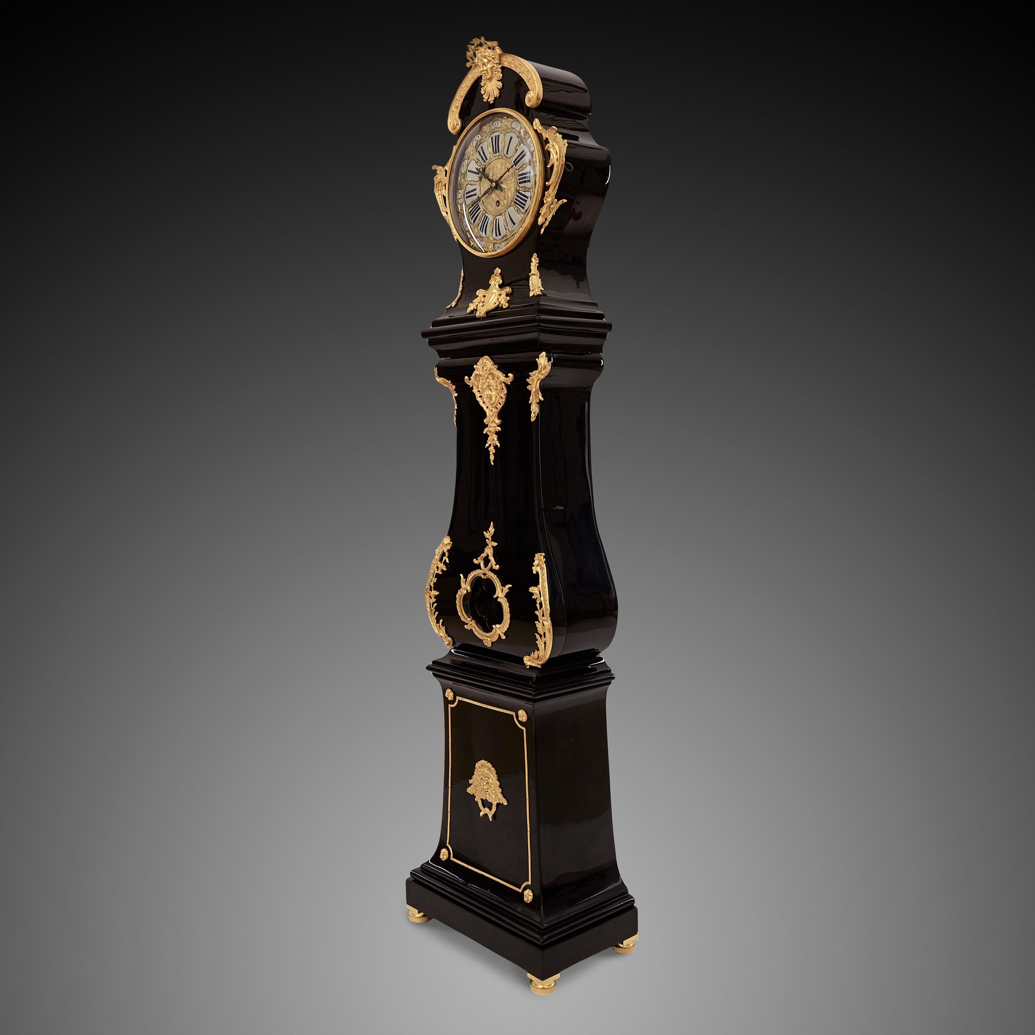 Cette impressionnante horloge à long boîtier témoigne de l'excellence de l'artisanat et de l'ingéniosité horlogère du XVIIIe siècle. Exécuté dans le style Louis XV, il présente un mélange harmonieux d'élégance et de fonctionnalité.
L'horloge est