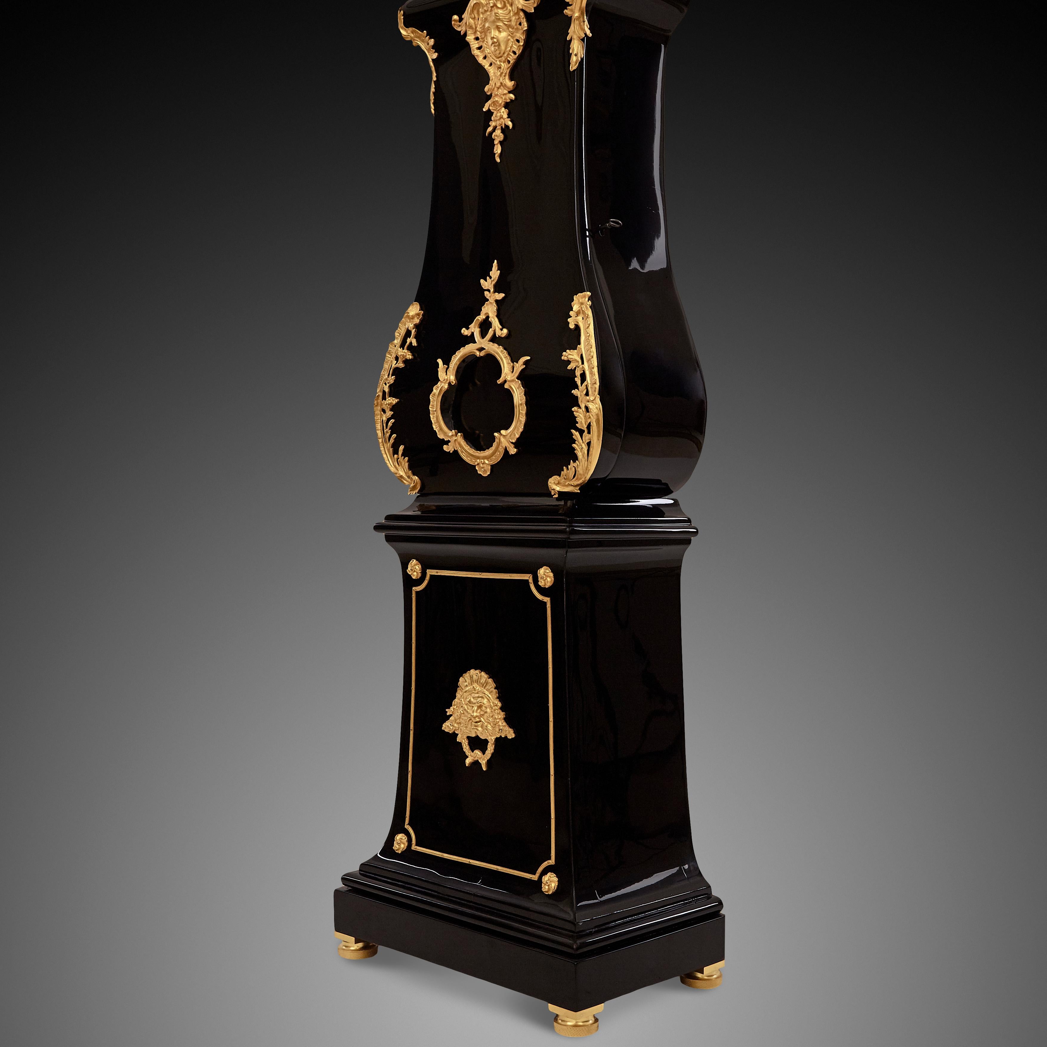 Doré Pendule à long boîtier de style Louis XVI montée sur bronze doré par H & F À PARIS en vente