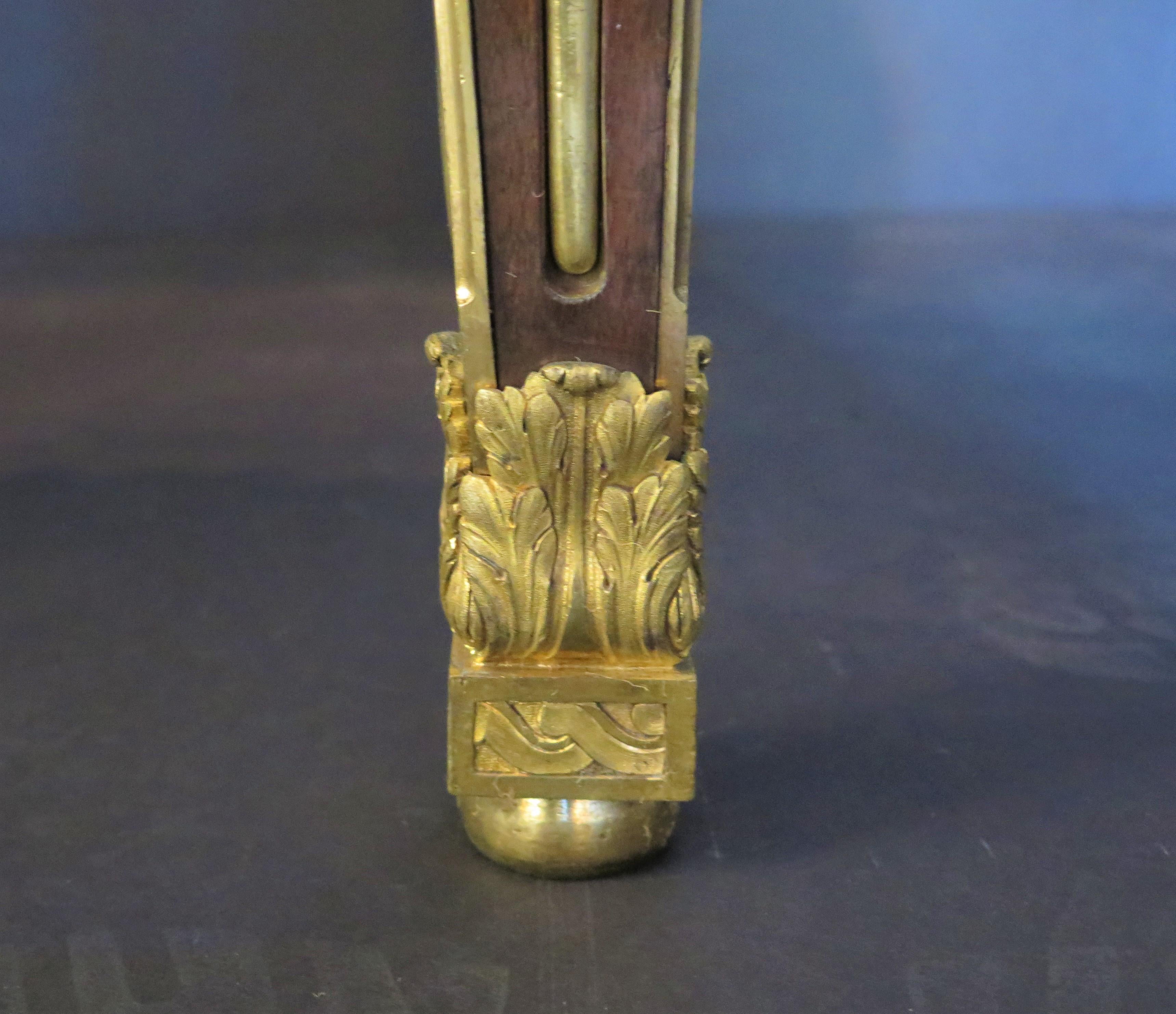 Bureau de style Louis XVI en acajou et bronze doré en vente 4