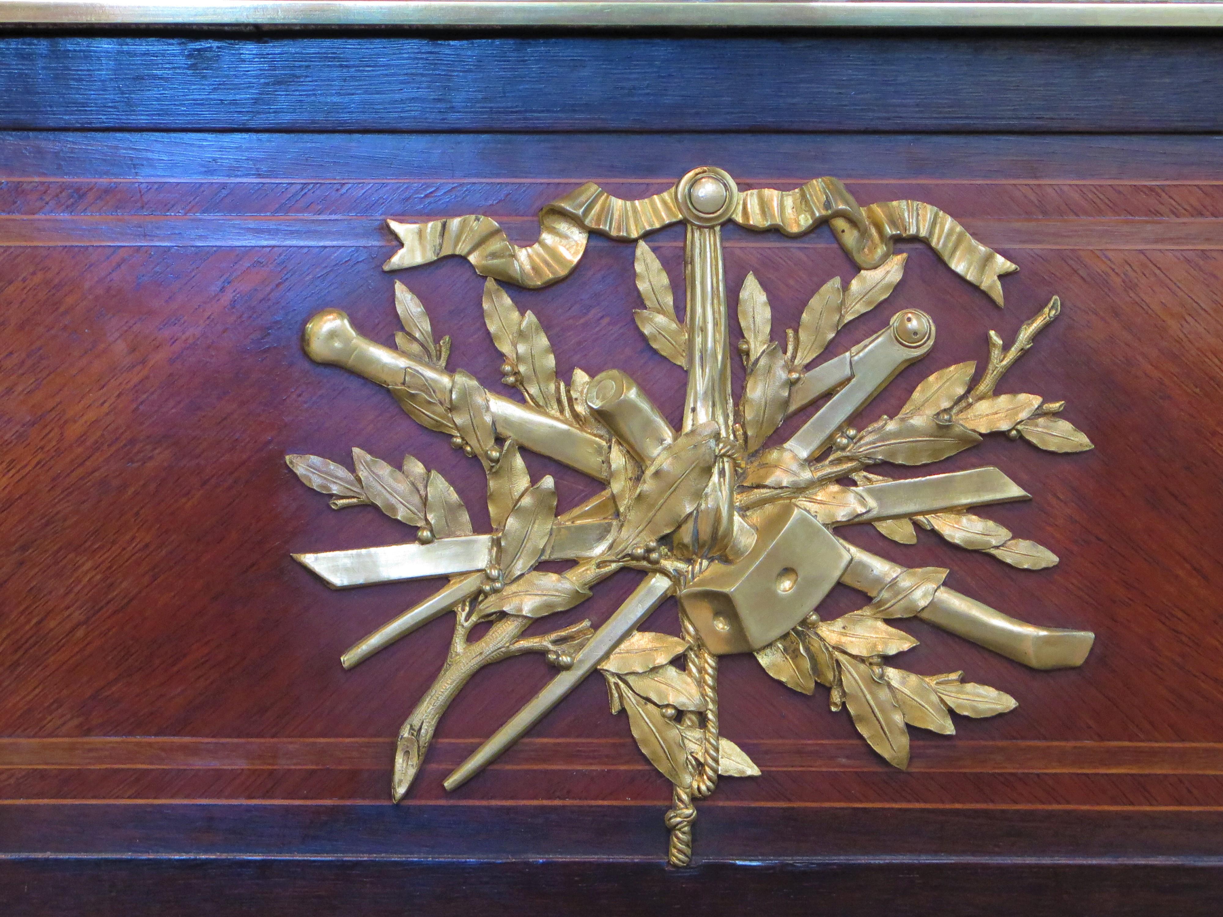 Bureau de style Louis XVI en acajou et bronze doré en vente 6