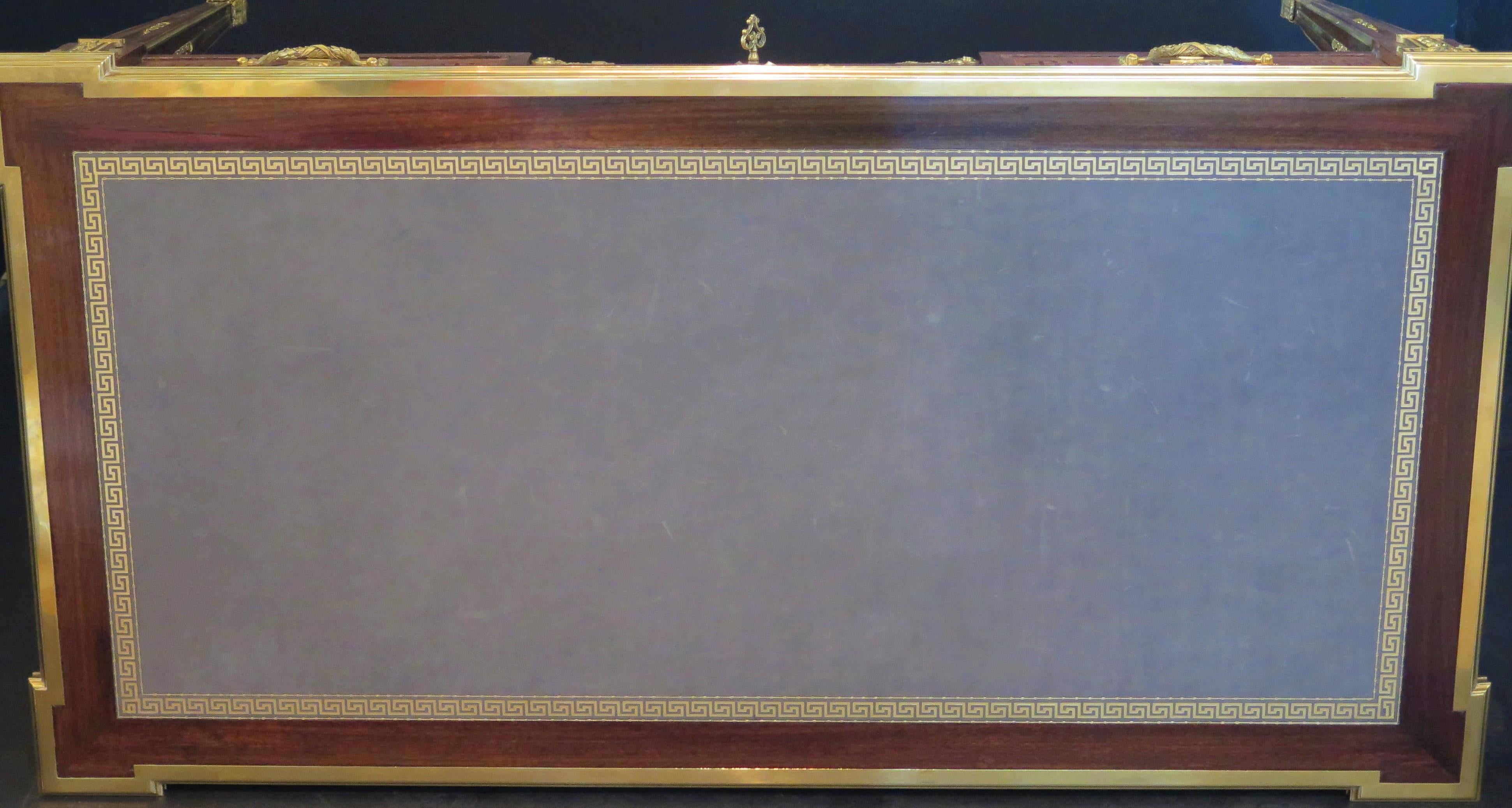 Bureau de style Louis XVI en acajou et bronze doré en vente 7