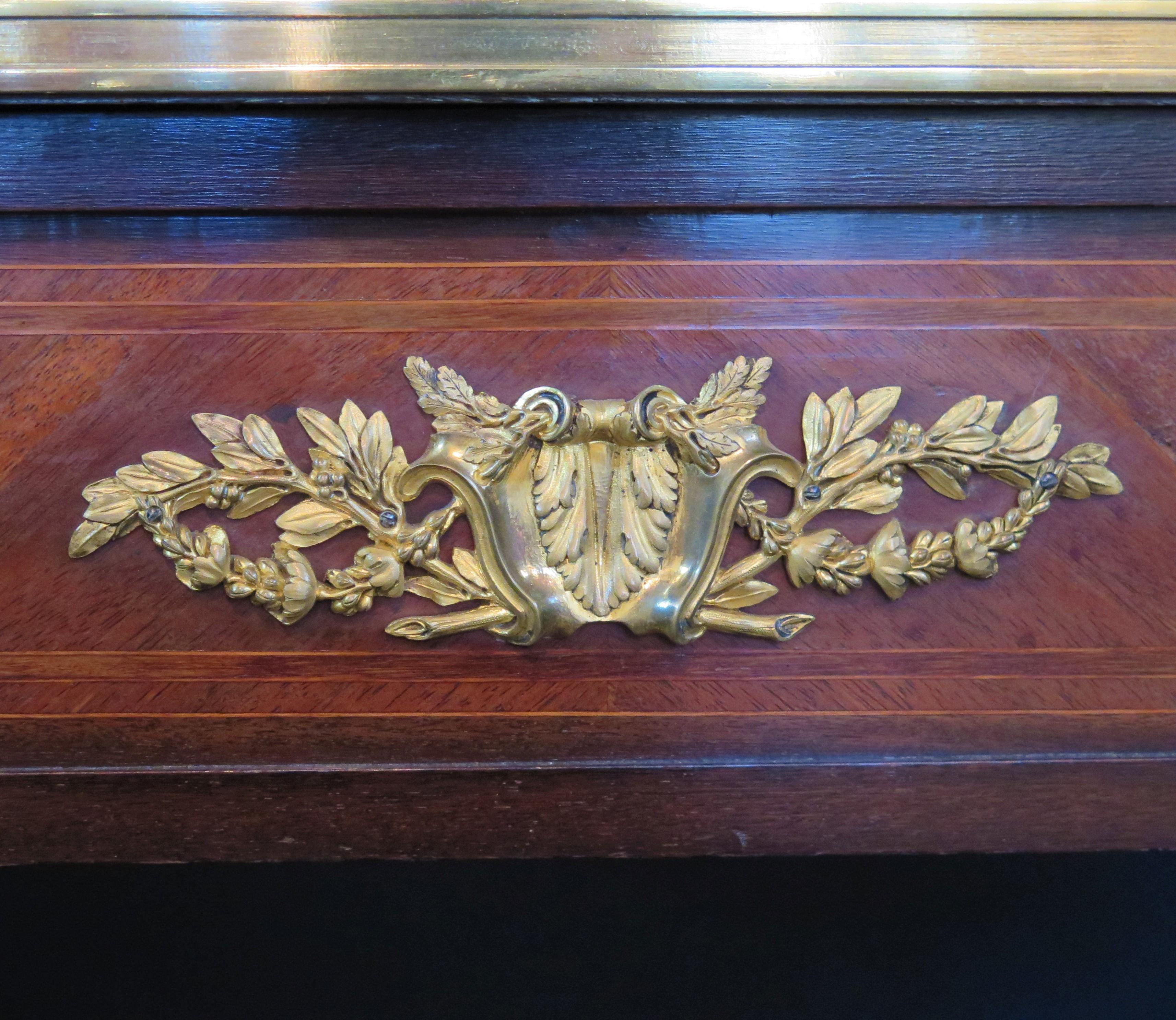 Bureau de style Louis XVI en acajou et bronze doré en vente 12
