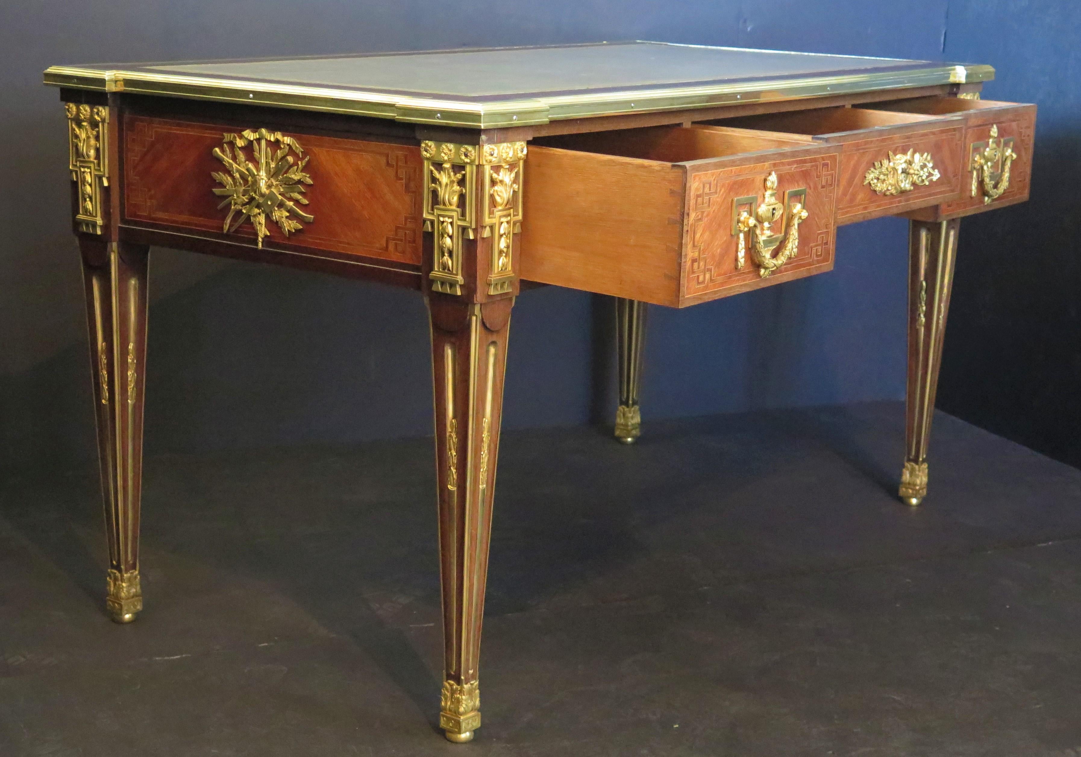 Louis XVI-Stil Ormolu montiert Mahagoni Bureau Plat (Handgefertigt) im Angebot