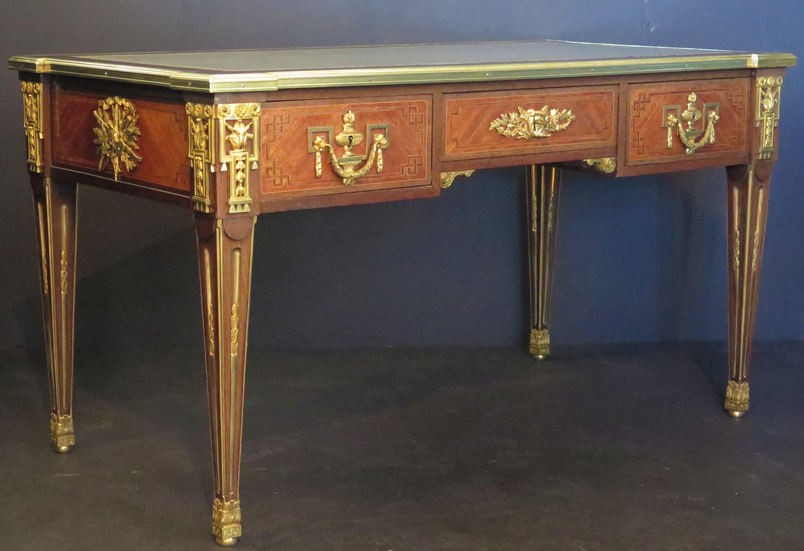 Bronze doré Bureau de style Louis XVI en acajou et bronze doré en vente