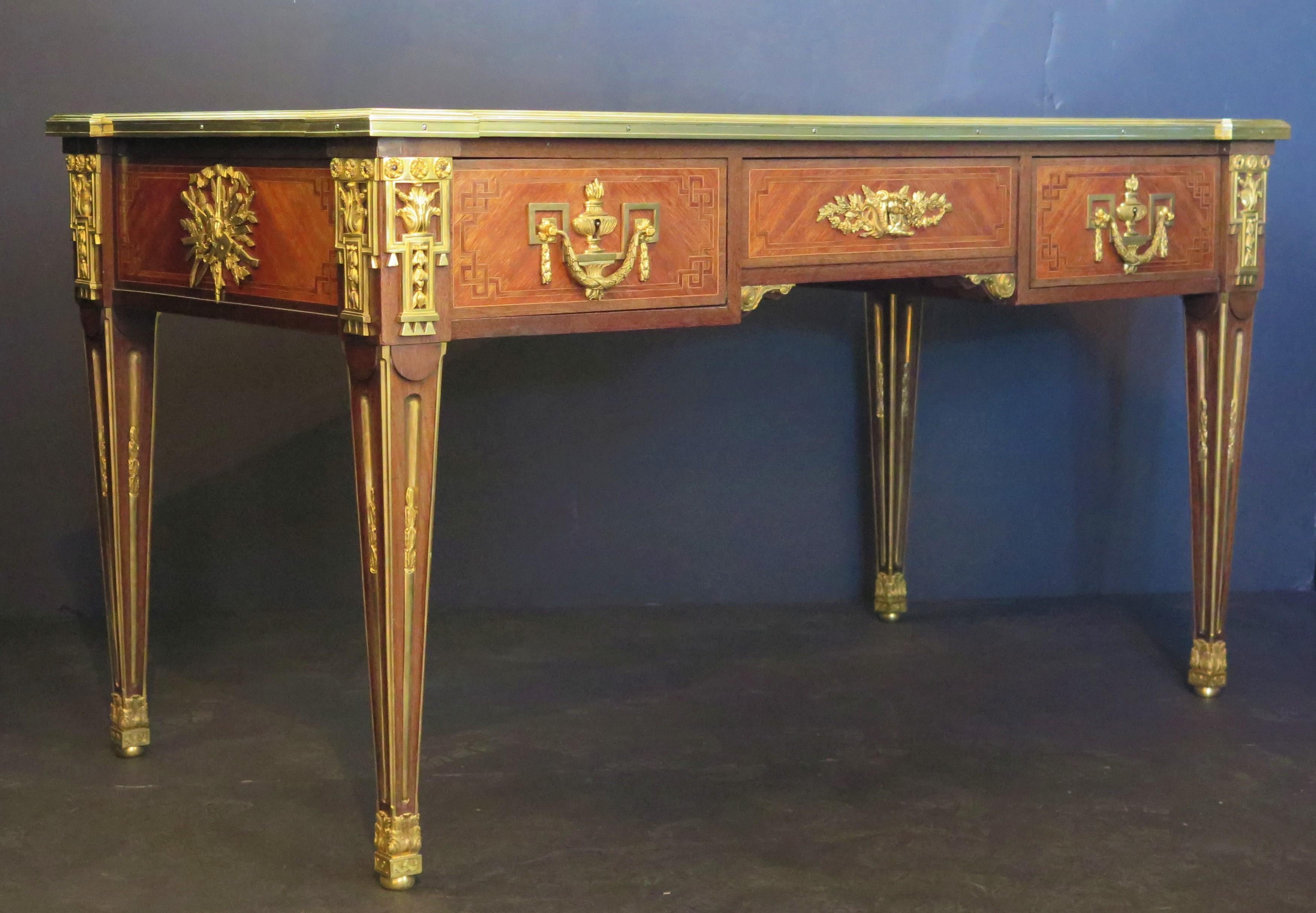 Louis XVI-Stil Ormolu montiert Mahagoni Bureau Plat (Goldbronze) im Angebot