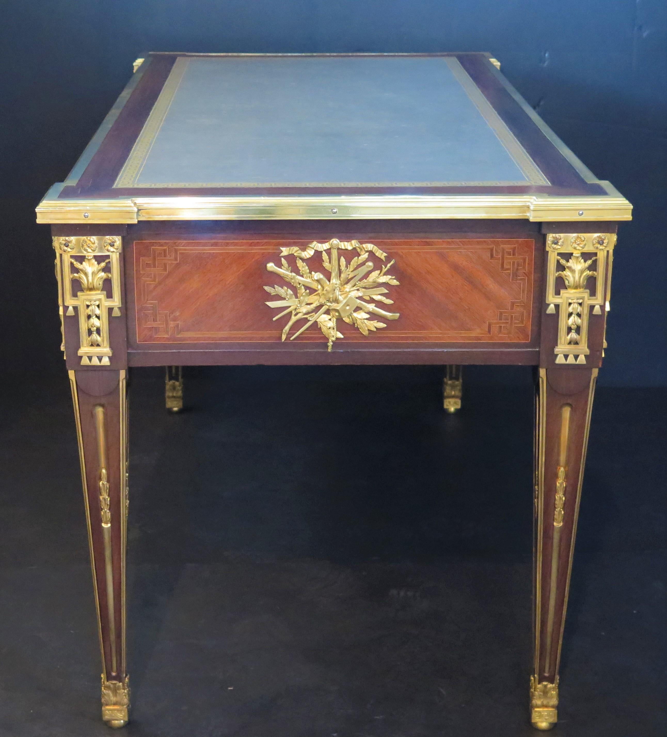 Bureau de style Louis XVI en acajou et bronze doré en vente 2