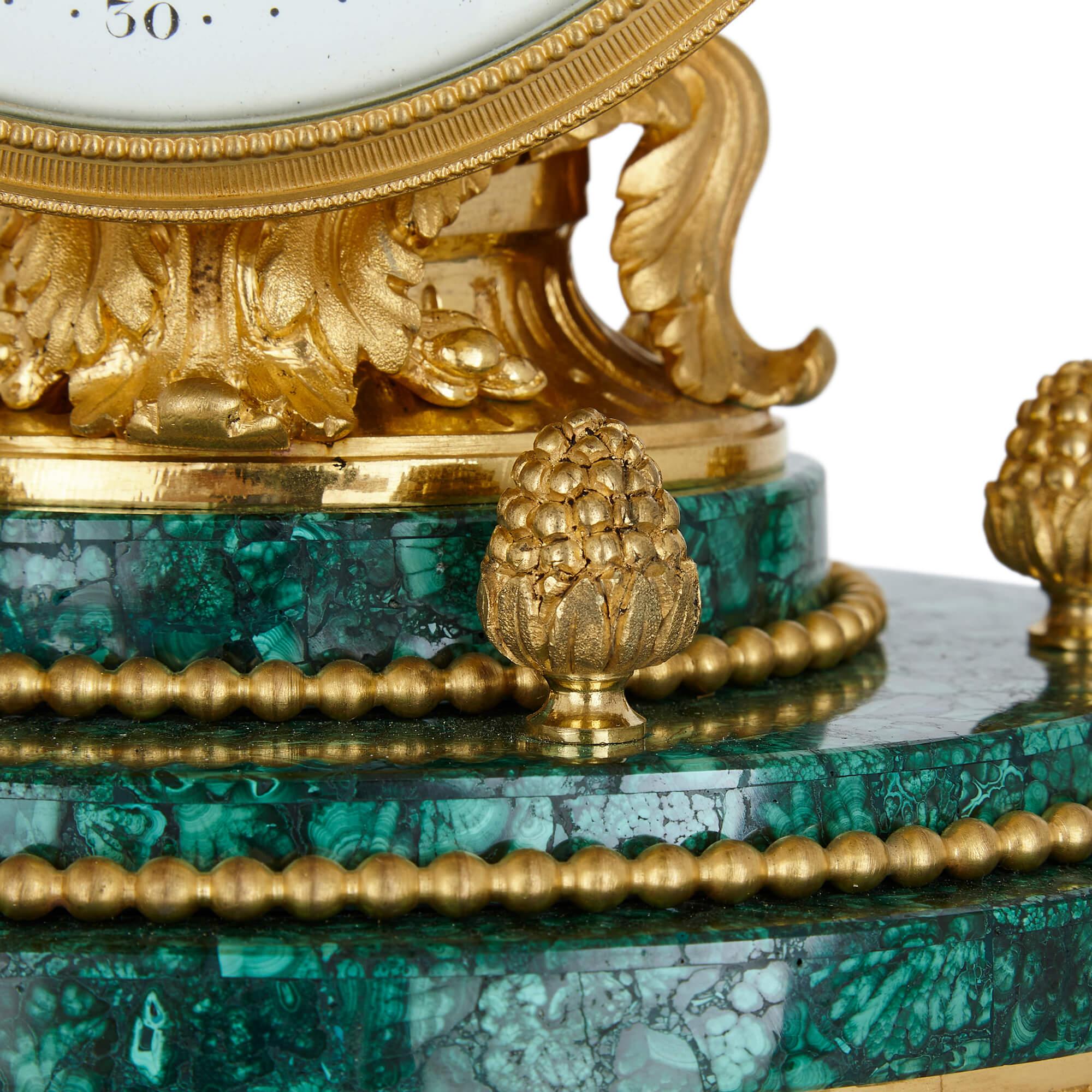 Malachite Pendule de cheminée à colonne en malachite montée en bronze doré de style Louis XVI en vente