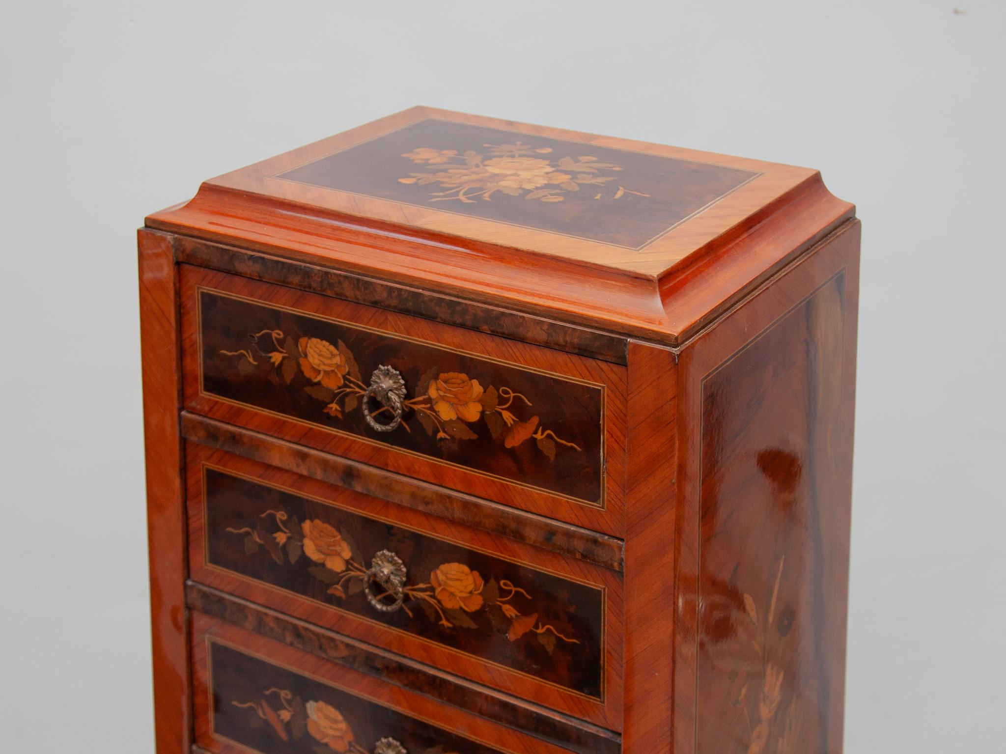 Louis XVI-Stil Ormolu-Marketerie-Kabinett mit sieben Schubladen, Frankreich im Angebot 2
