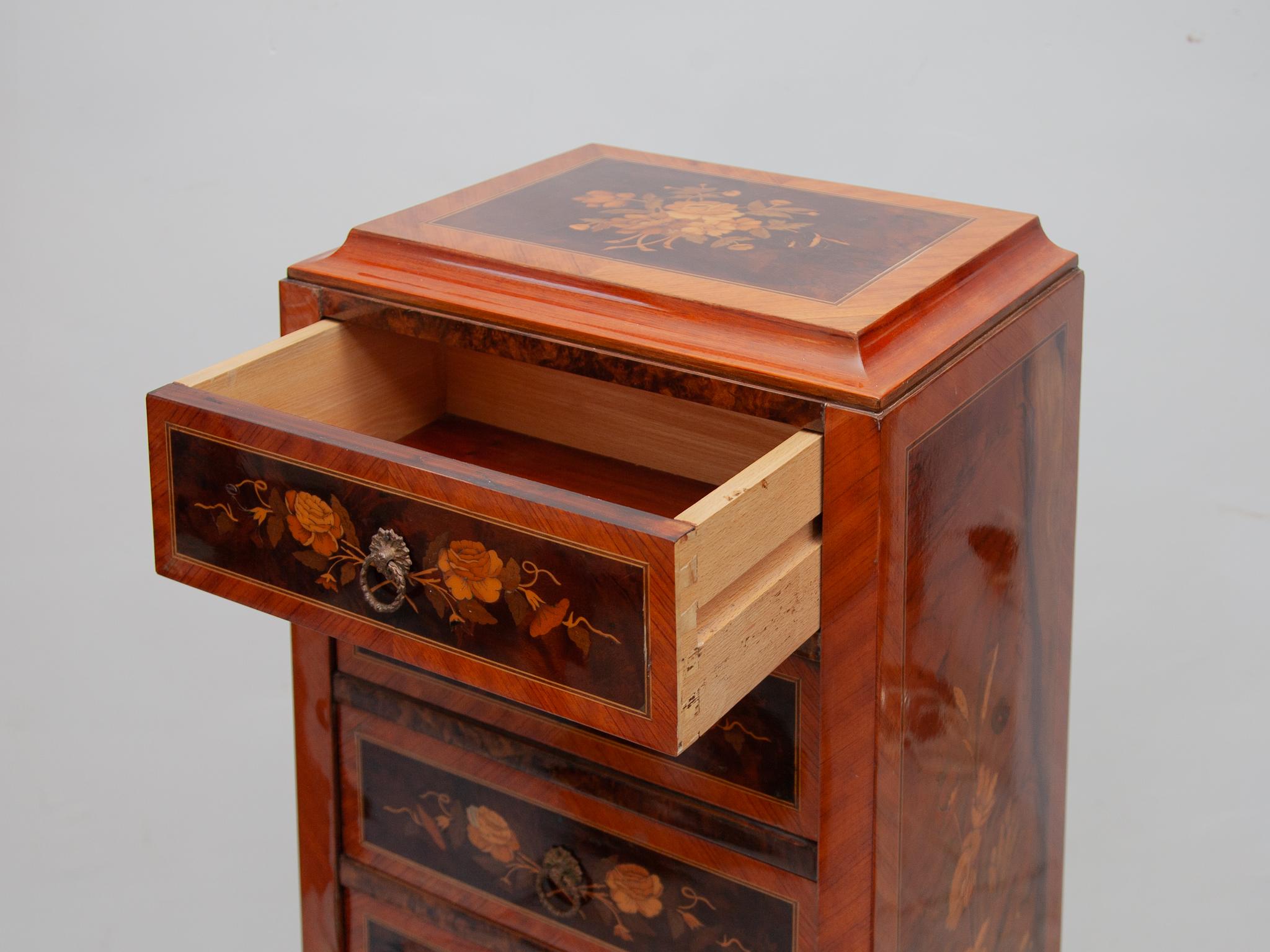 Louis XVI-Stil Ormolu-Marketerie-Kabinett mit sieben Schubladen, Frankreich im Angebot 3