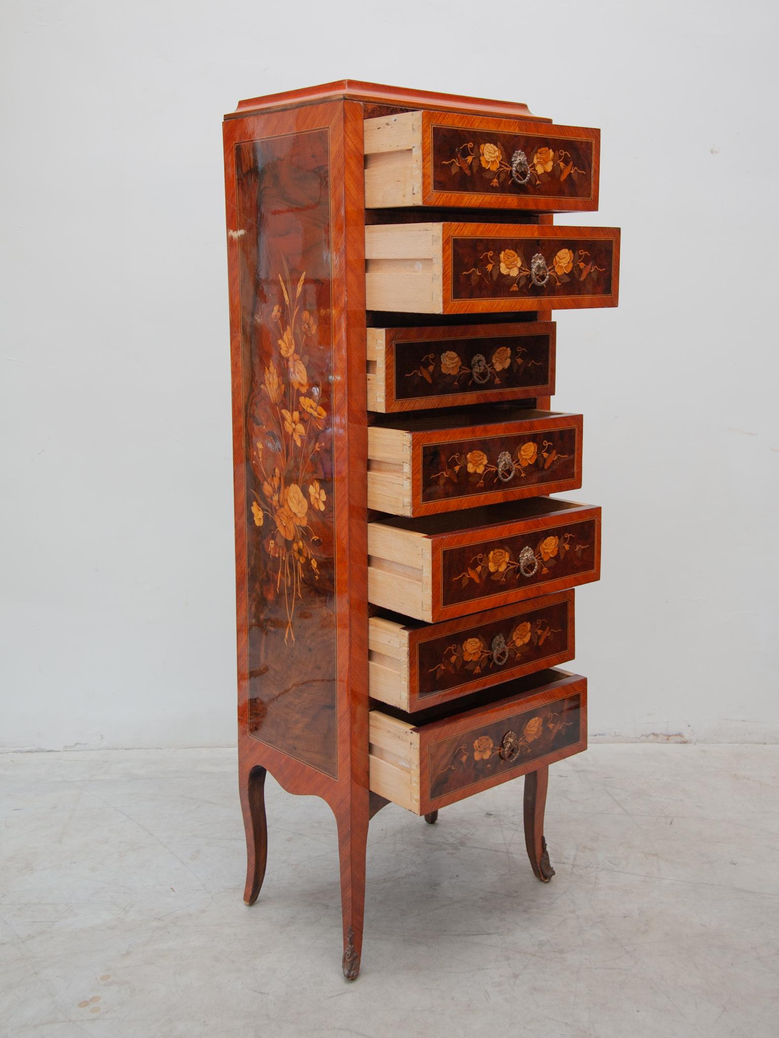 Louis XVI-Stil Ormolu-Marketerie-Kabinett mit sieben Schubladen, Frankreich (Handgefertigt) im Angebot