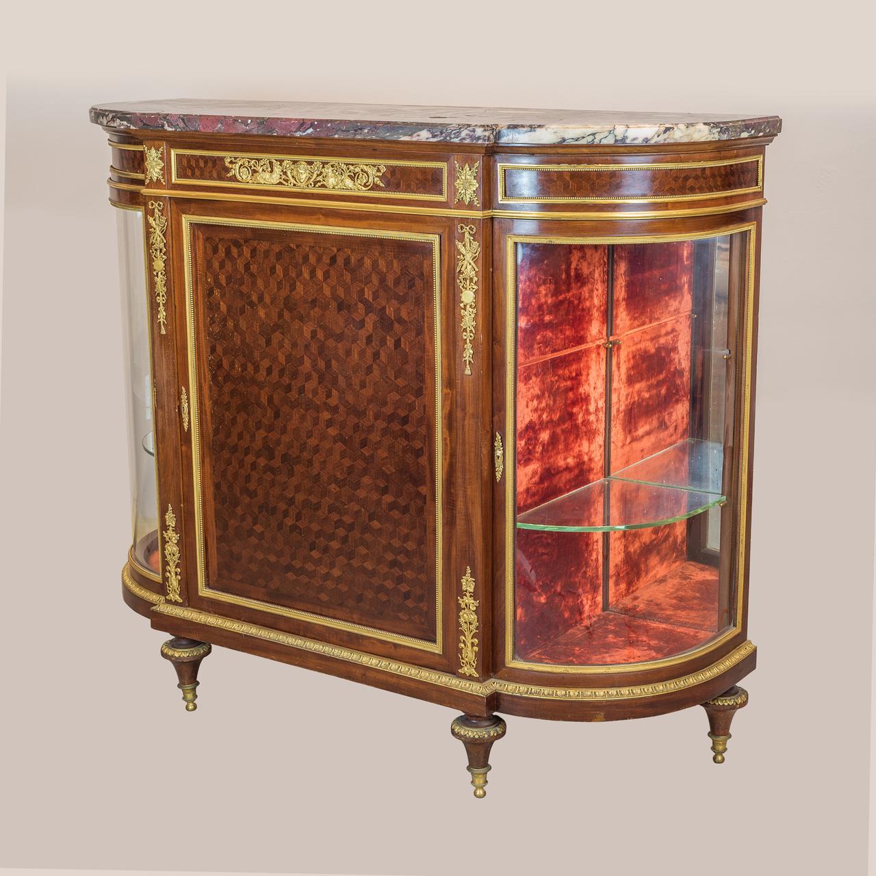 Eccezionale Meuble d'Appui in Parquet montato in bronzo dorato in stile Luigi XVI di Sormani
Il piano rettangolare a forma di D in marmo brecciato sopra un fregio in parquet a fasce dorate montato con tralci di vite in bronzo dorato al centro di
