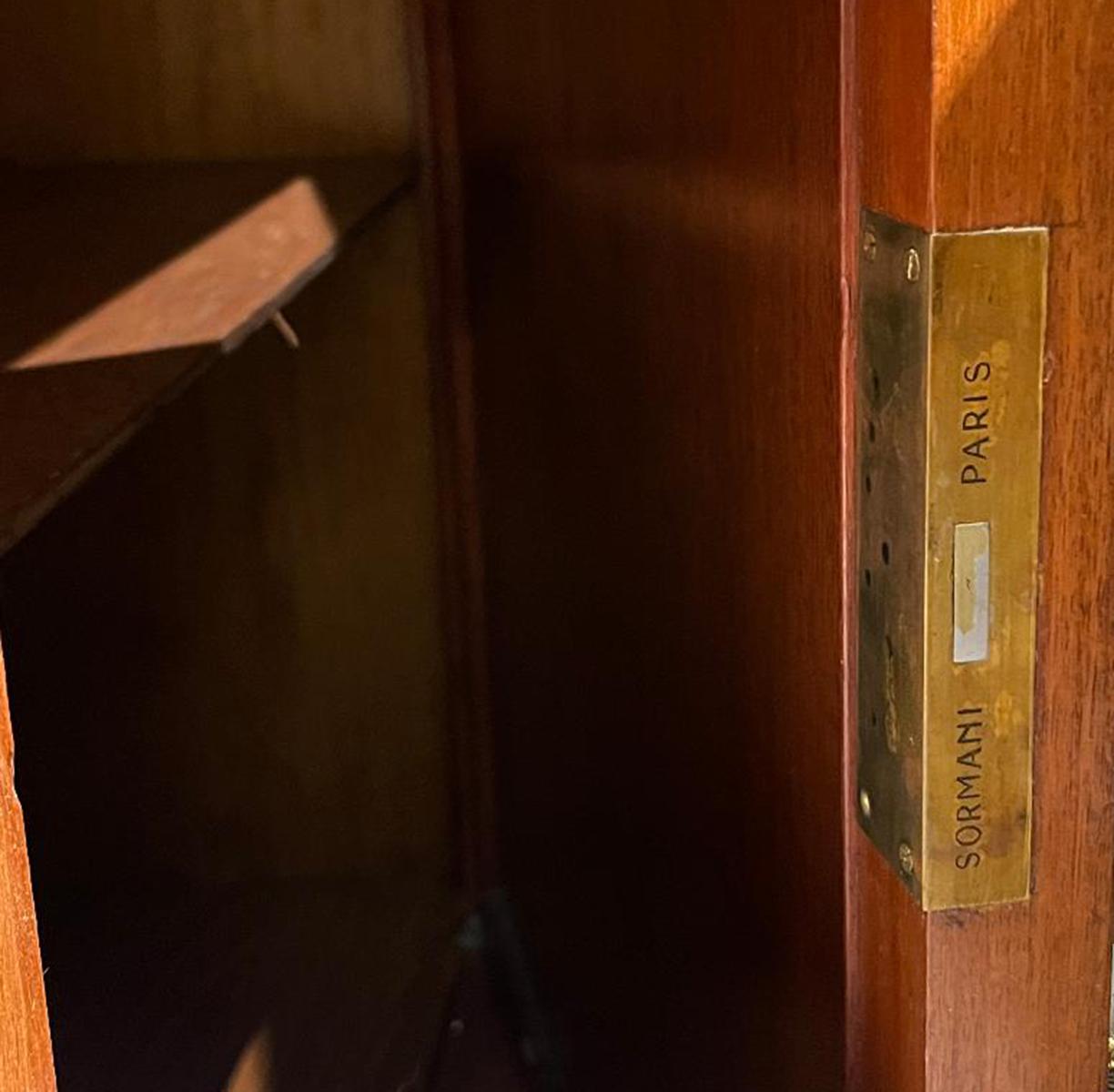 Marmo Breccia Cabinet Meuble d'Appui di Paul Sormani in stile Louis XVI, con intarsio montato su ormolu in vendita