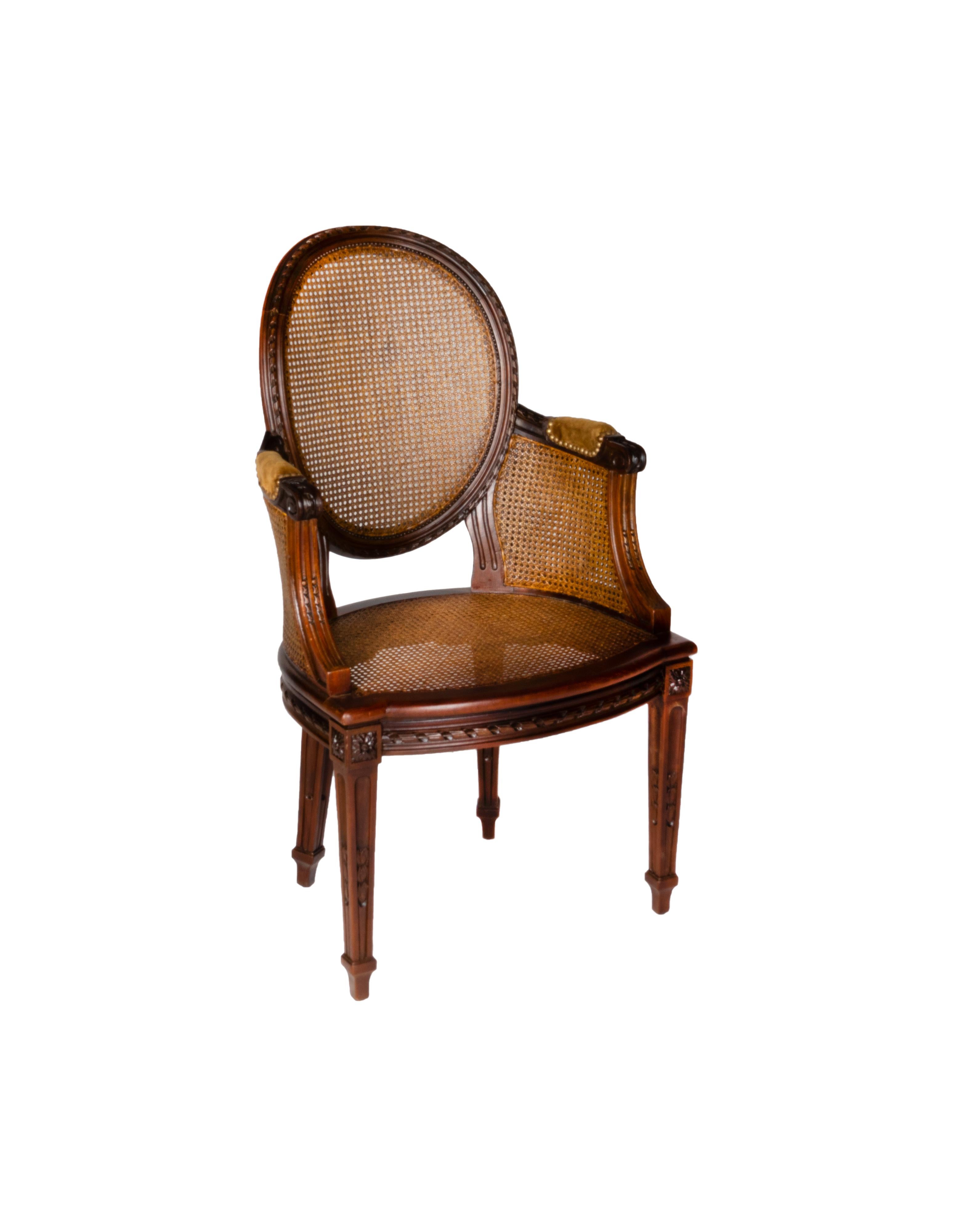 A oval armchair with ribbed legs, elliptical seat and backrest, recurve armrests, seat and backrest in woven natural straw in excellent condition.

Marks of use on the arms. Intact natural straw seats. 