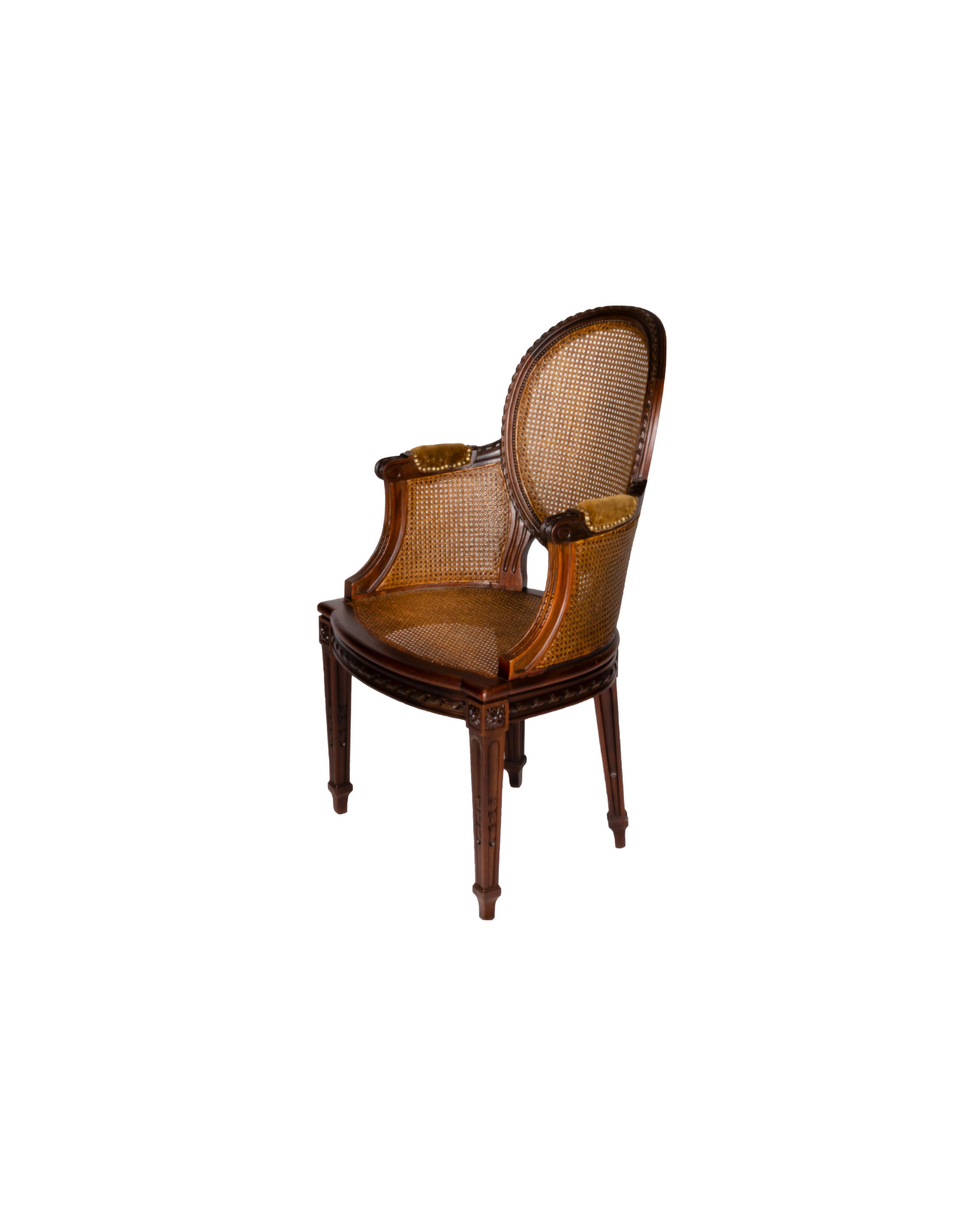 Fauteuil ovale à pieds nervurés, assise et dossier elliptiques, accoudoirs récurves, assise et dossier en paille naturelle tressée en excellent état.

Marques d'usage sur les bras. Sièges en paille naturelle intacte. 