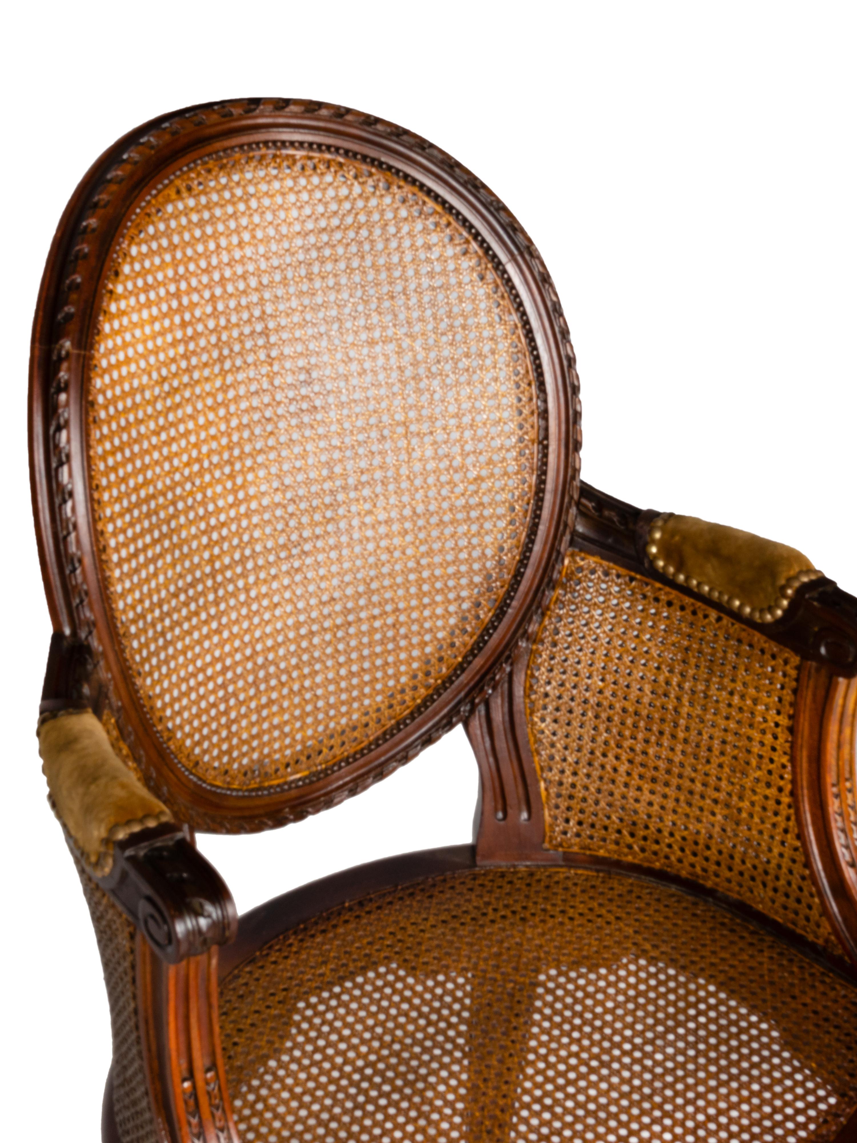 Fauteuil ovale de style Louis XVI, 18ème siècle en vente 3