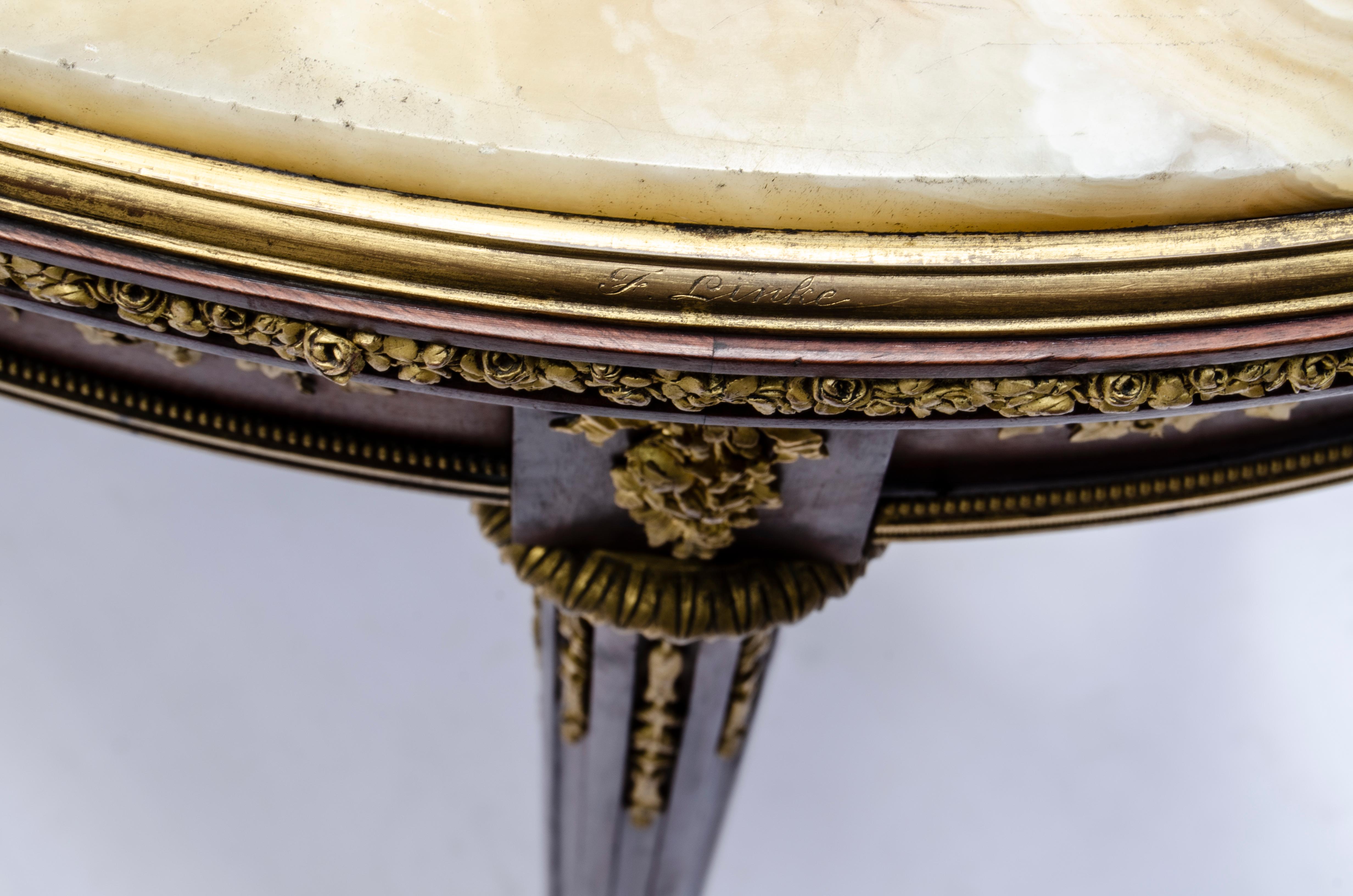 Français Table ovale de style Louis XVI par François Linke en vente