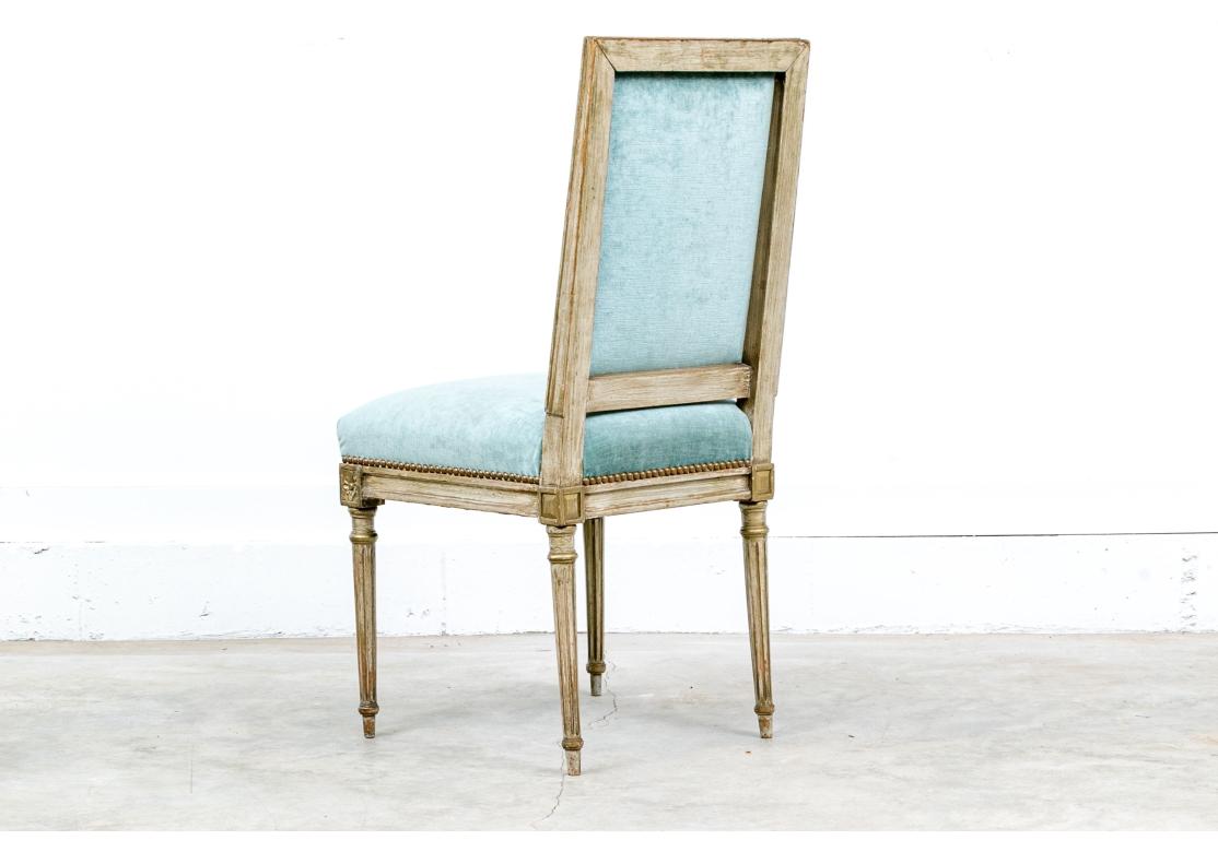 Chaise d'appoint de style Louis XVI en tapisserie de velours bleu à dossier rectangulaire, décorations en laiton, médaillons sculptés en or, le tout reposant sur des pieds cannelés.

Dimensions : 19 1/2