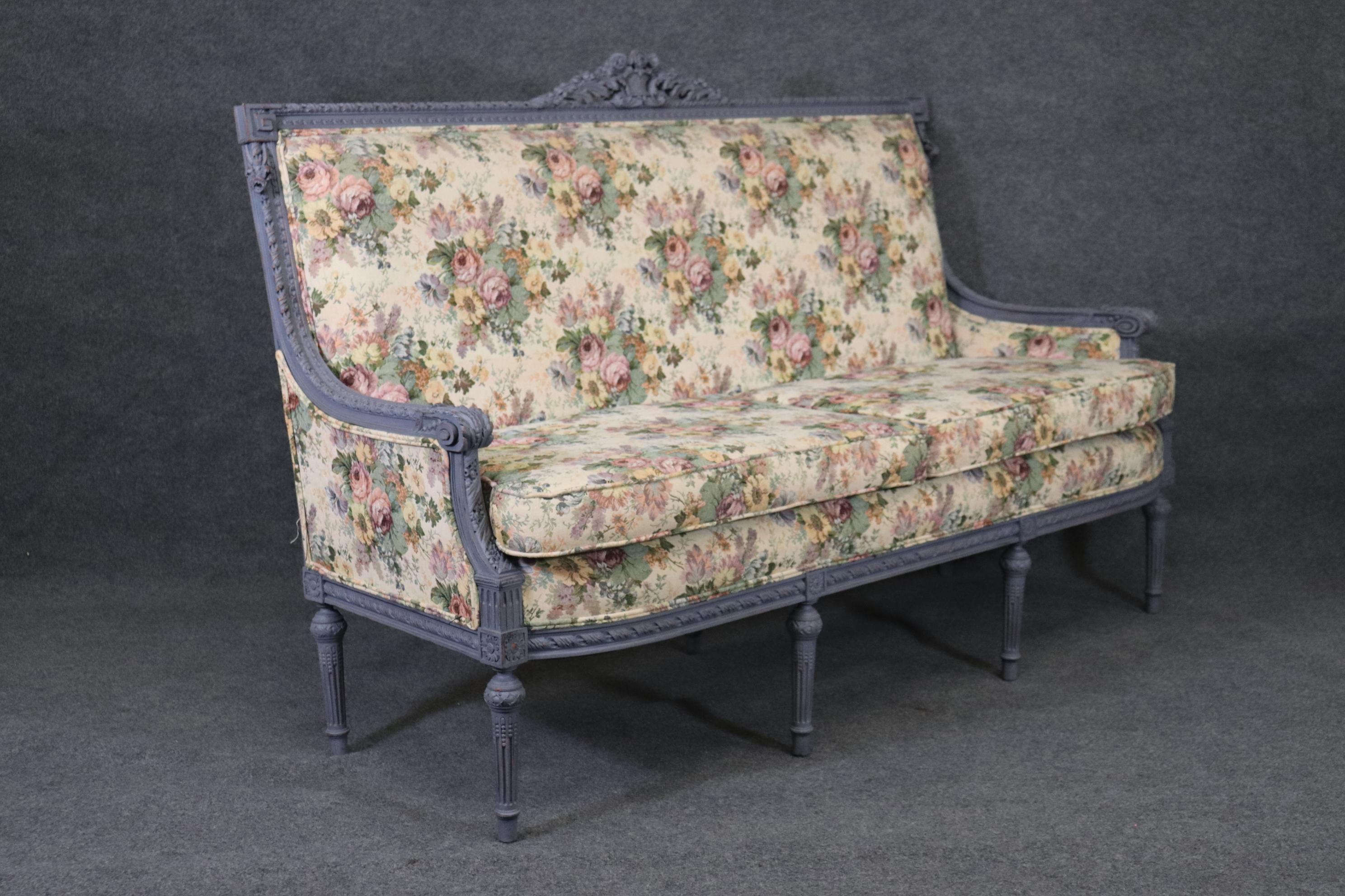 Louis XVI Style Paint Decorated Sofa Settee Love Seat Sofa In Good Condition In Swedesboro, NJ