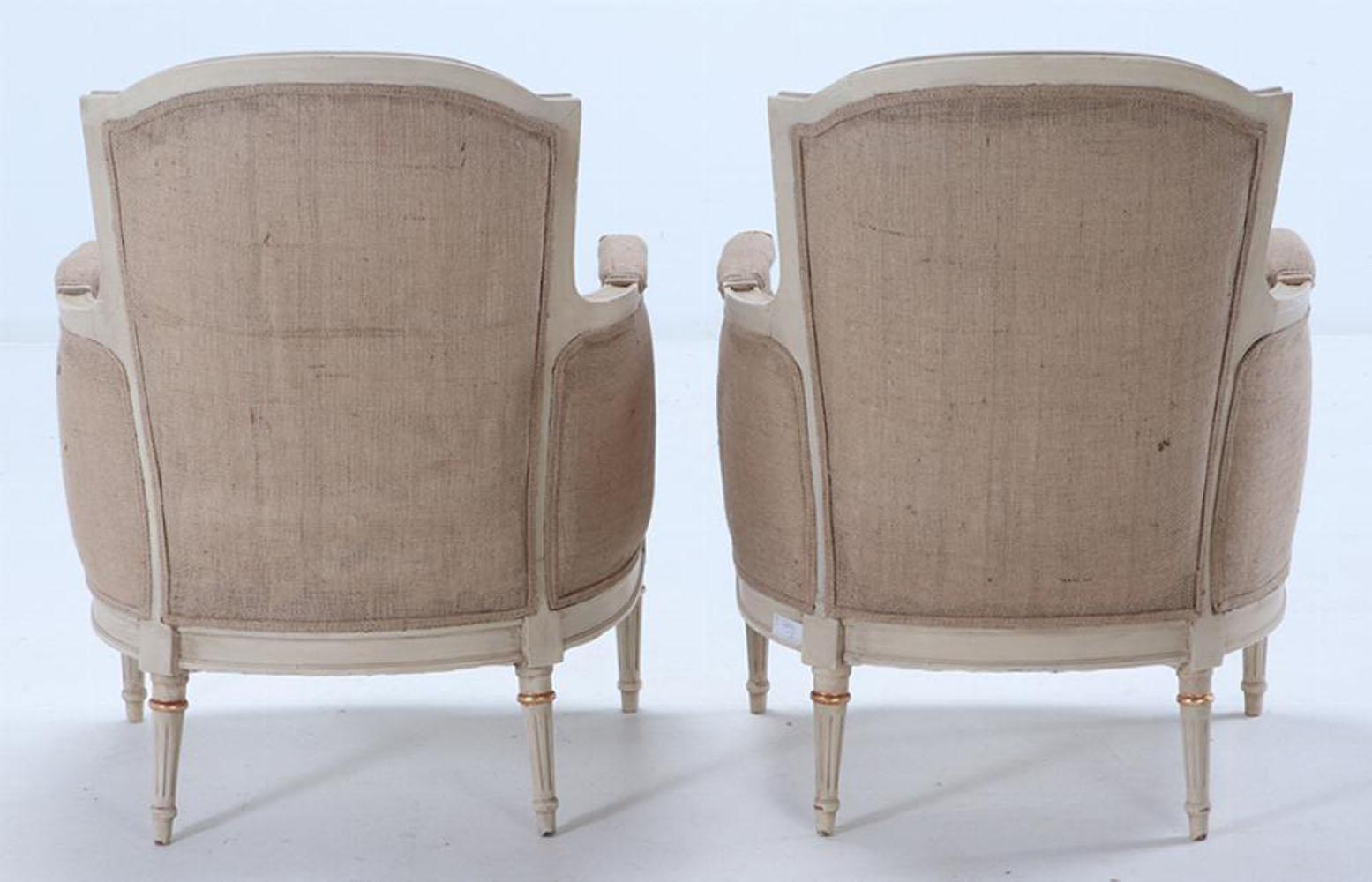 Legno Sedie bergere in stile Luigi XVI dipinte e dorate del 1950 circa. in vendita