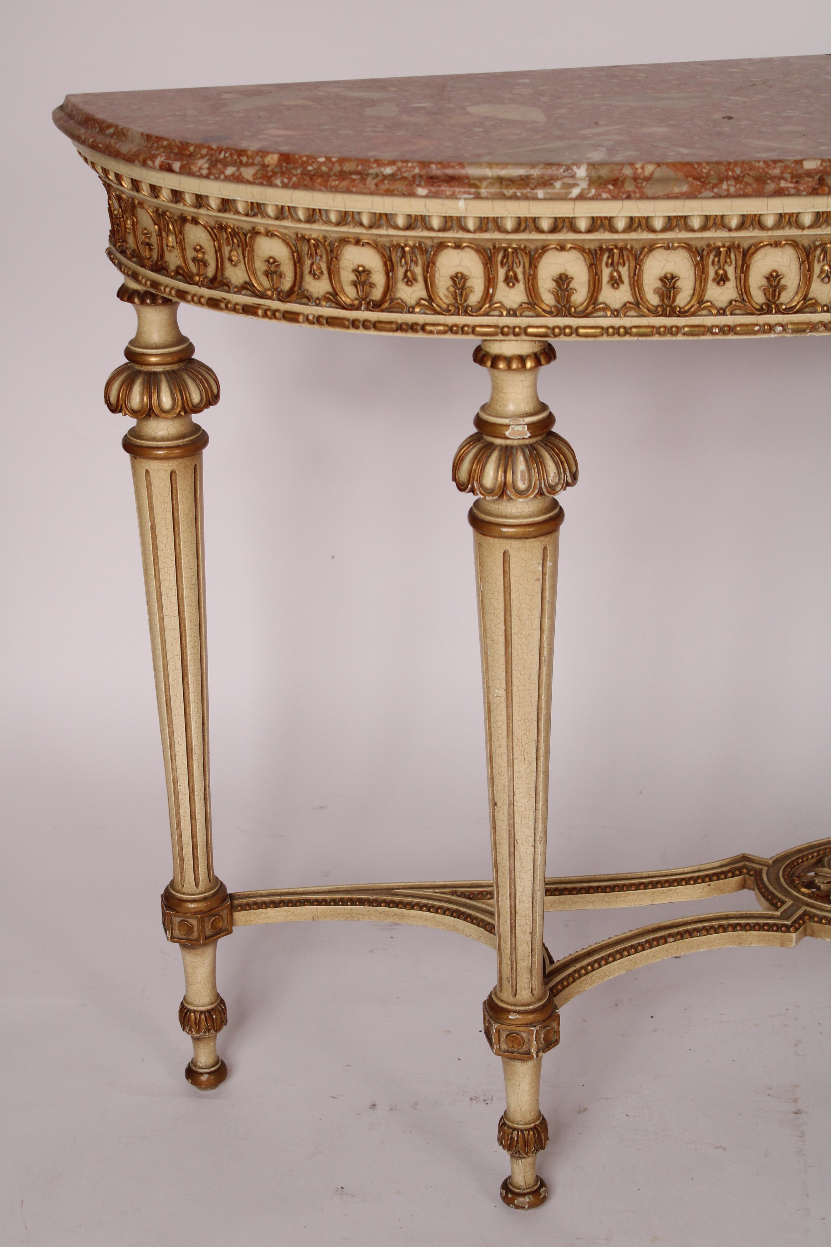 Milieu du XXe siècle Table console de style Louis XVI peinte et décorée de dorures en vente