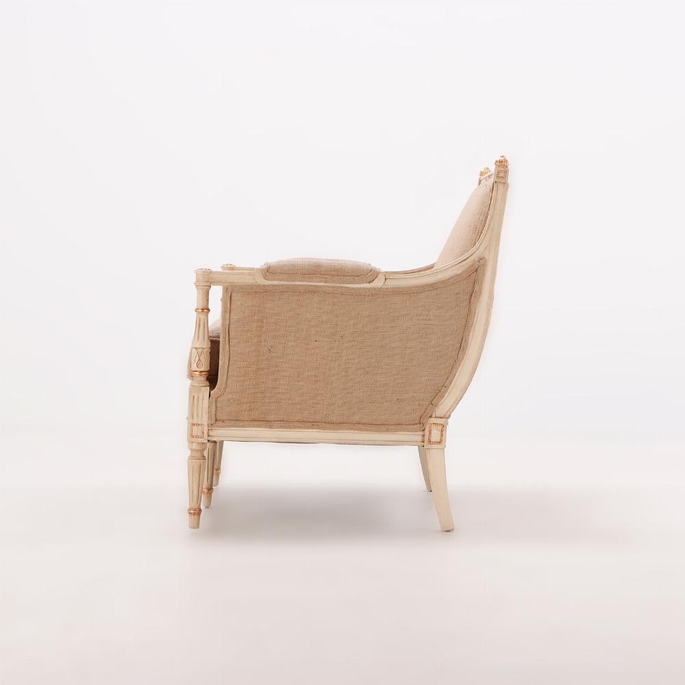Sillón marqués de estilo Luis XVI pintado y dorado C 1950. Francés en venta