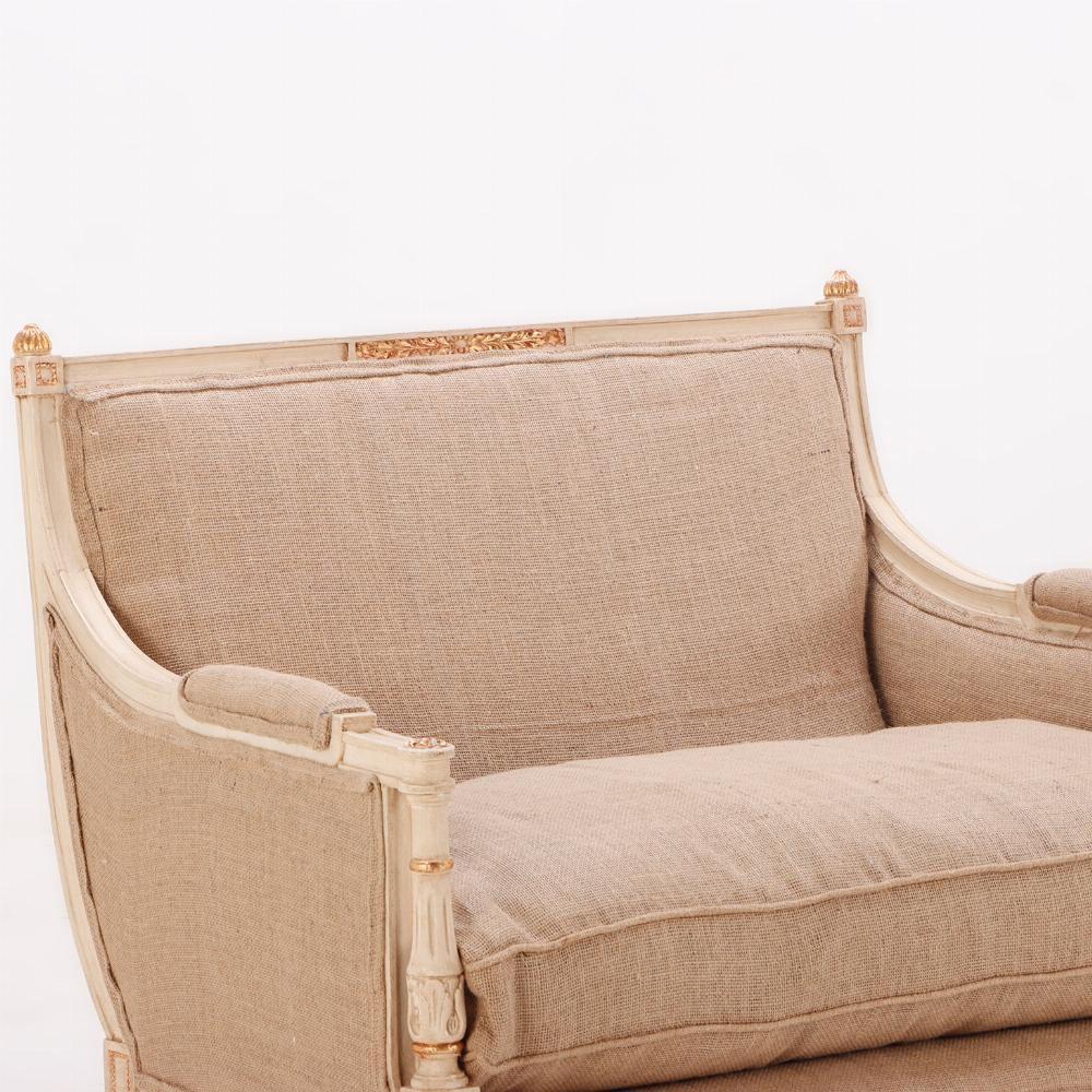 Sillón marqués de estilo Luis XVI pintado y dorado C 1950. Tela en venta