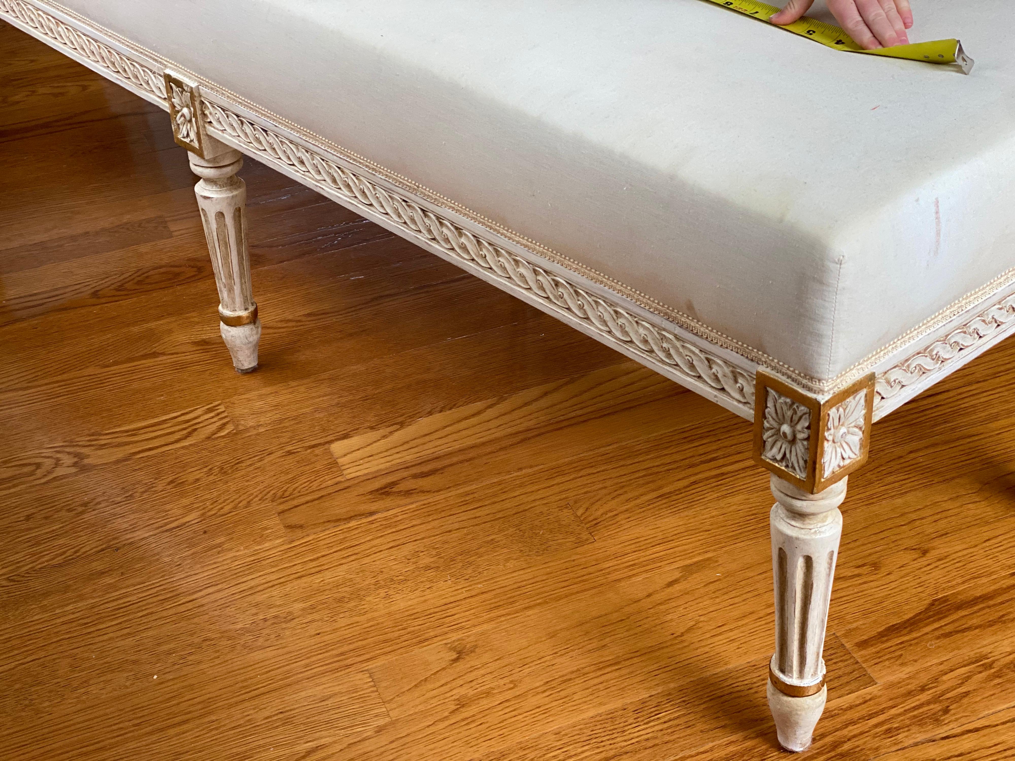 Louis XVI Style Painted and Parcel-Gilt Banquette/Bench, Early 20th Century In Good Condition In Southampton, NY