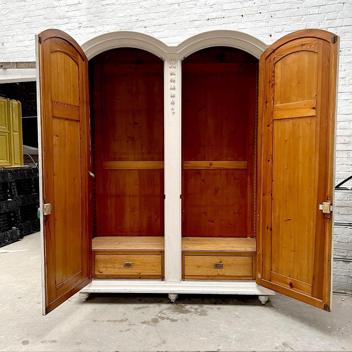 Louis XVI Style Painted Armoire in Carved Wood, France, Late 19th Century

Dimensions: 170 cm W × 35 cm D × 255 cm H  
France, circa 1880

Elegant and stately, this Louis XVI style armoire is a superb example of neoclassical French design. Crafted