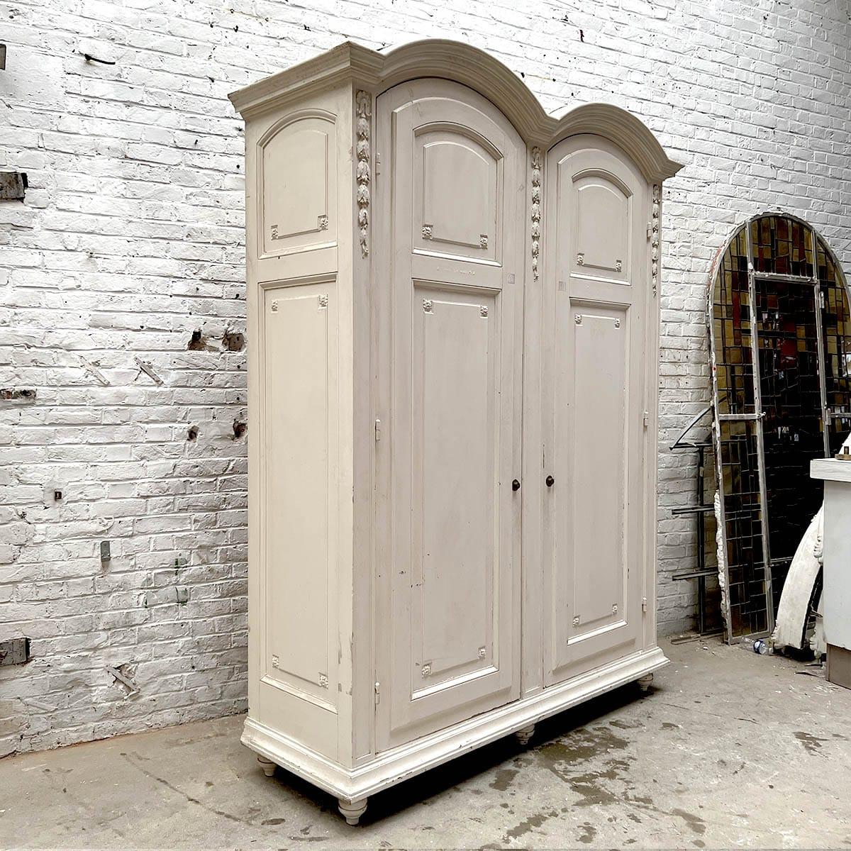 Louis XVI Style Painted Armoire in Carved Wood, France, Late 19th Century In Good Condition For Sale In TOURCOING, FR