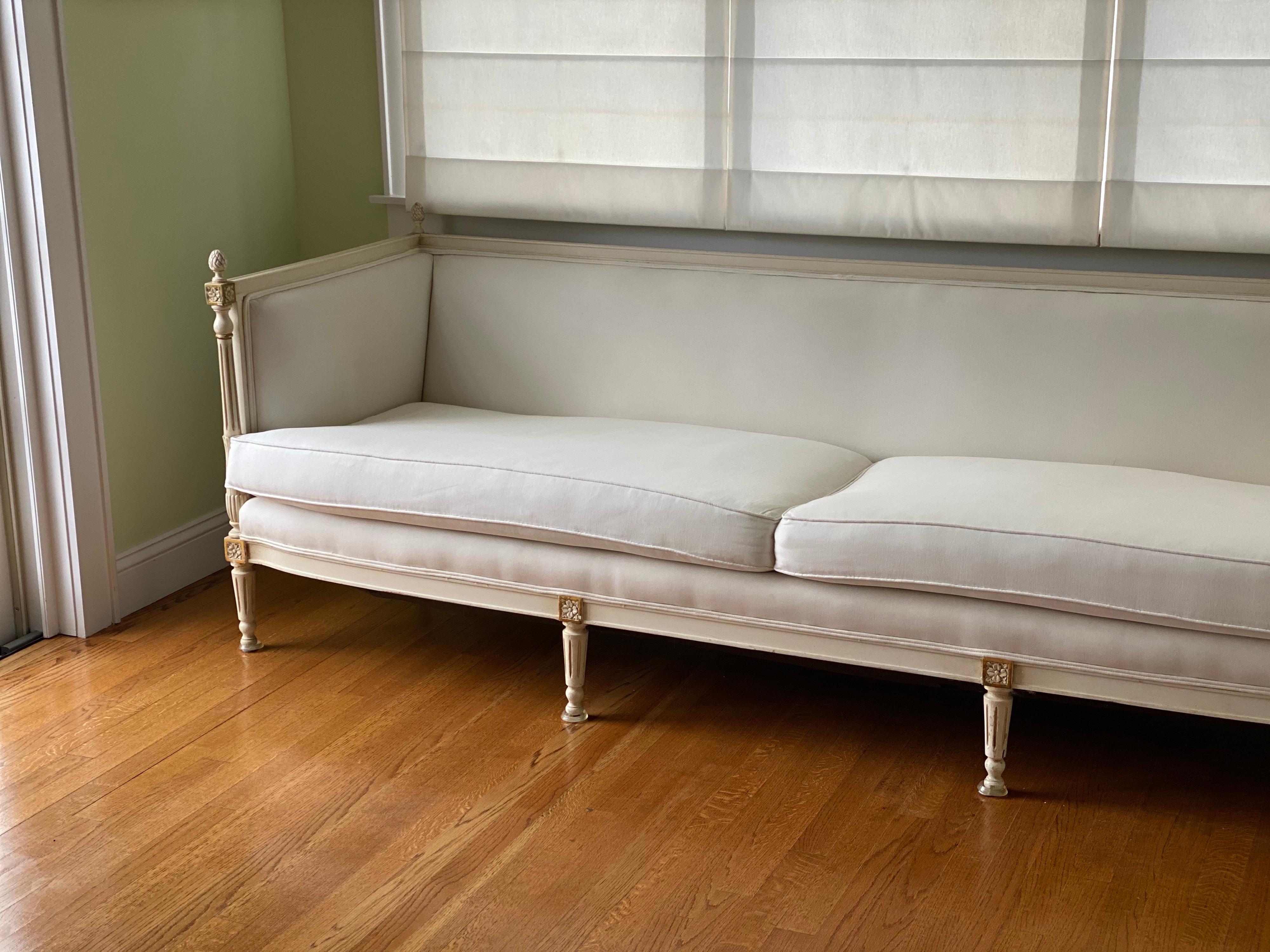 Swedish Gustavian style painted extra long sofa/settee, 20th century.
Classic daybed sofa design in an extra spacious width. Upholstered in white cotton fabric. Overall very good condition, light soiling on the arm upholstery but could be used