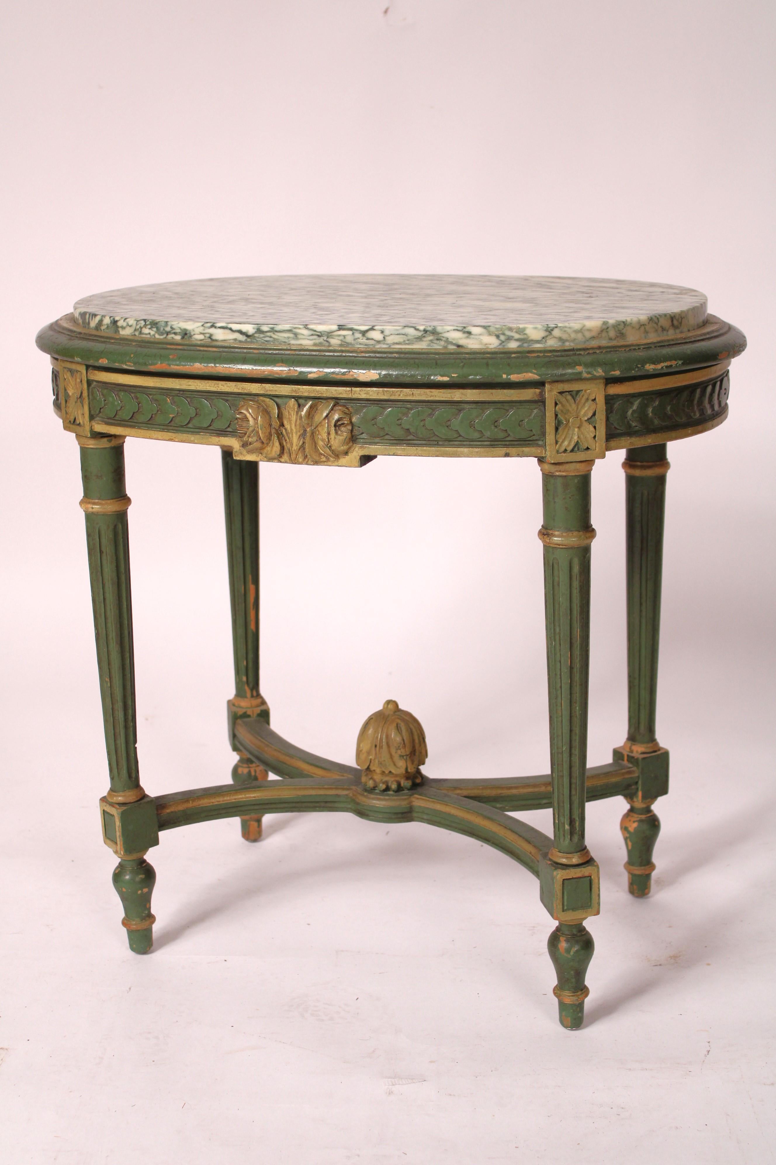 Européen Table d'appoint peinte de style Louis XVI avec plateau en marbre