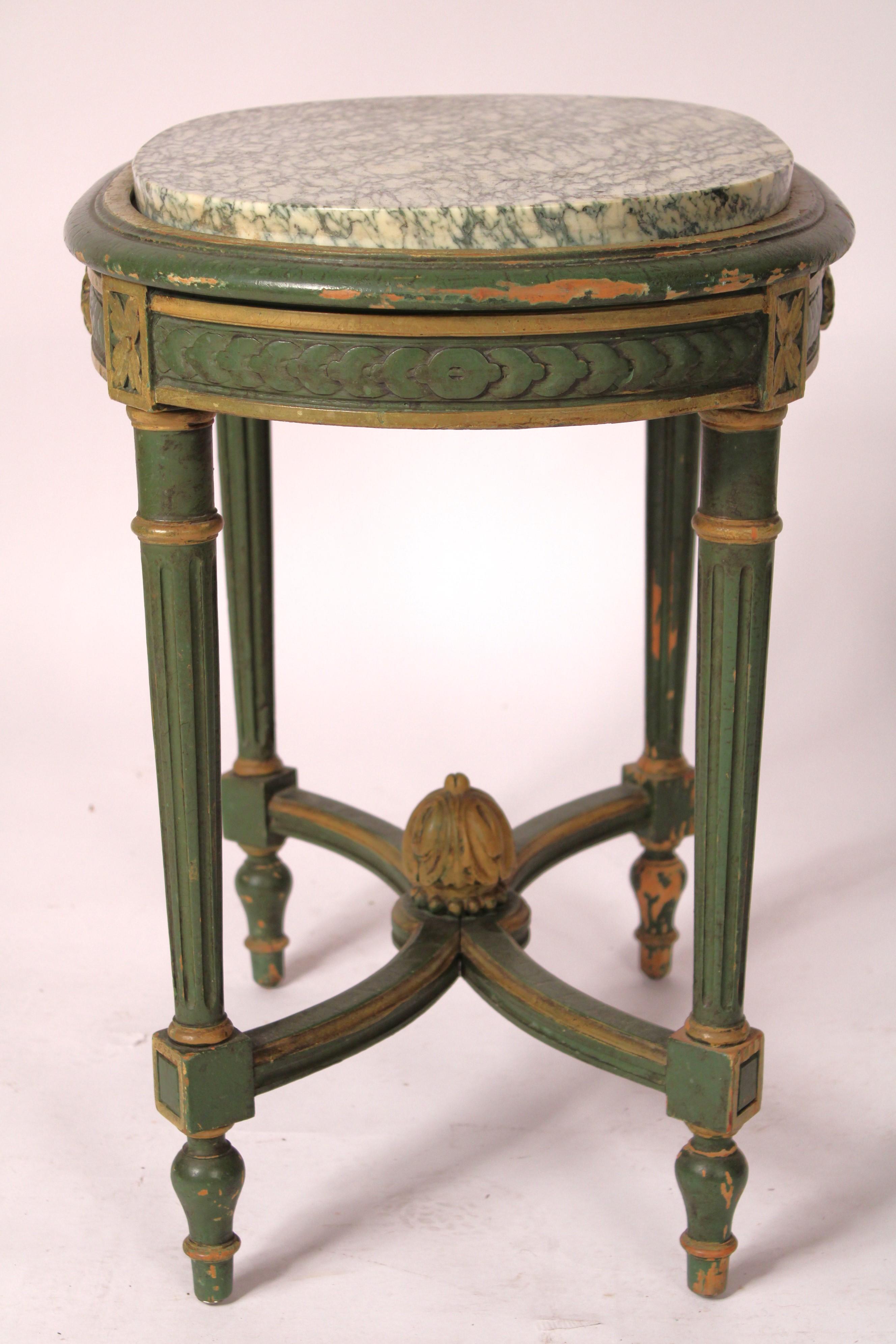 Table d'appoint peinte de style Louis XVI avec plateau en marbre Bon état à Laguna Beach, CA