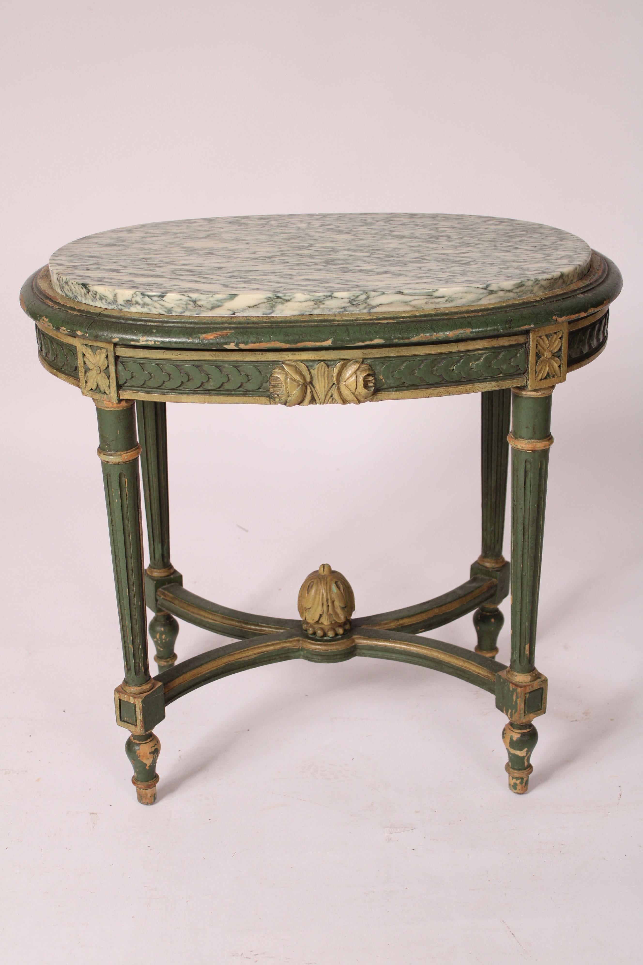 Début du 20ème siècle Table d'appoint peinte de style Louis XVI avec plateau en marbre