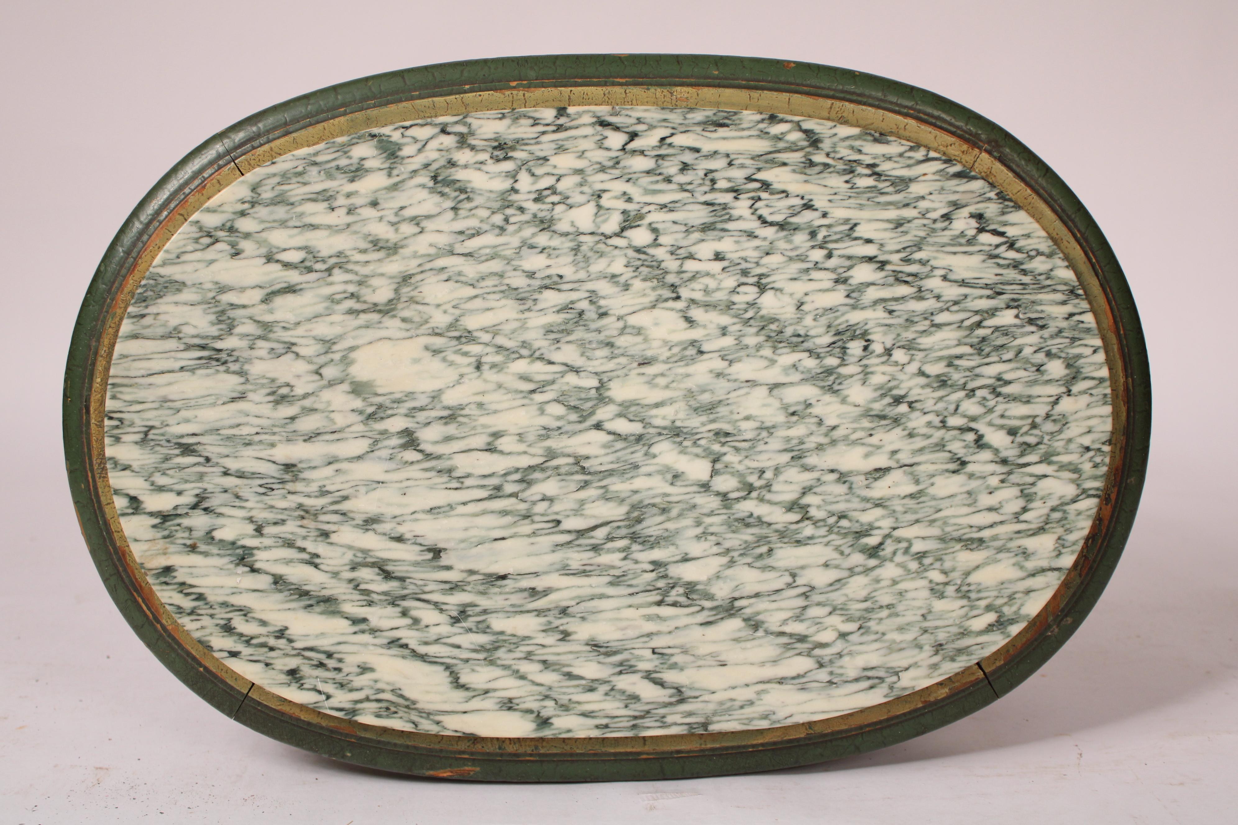 Marbre Table d'appoint peinte de style Louis XVI avec plateau en marbre