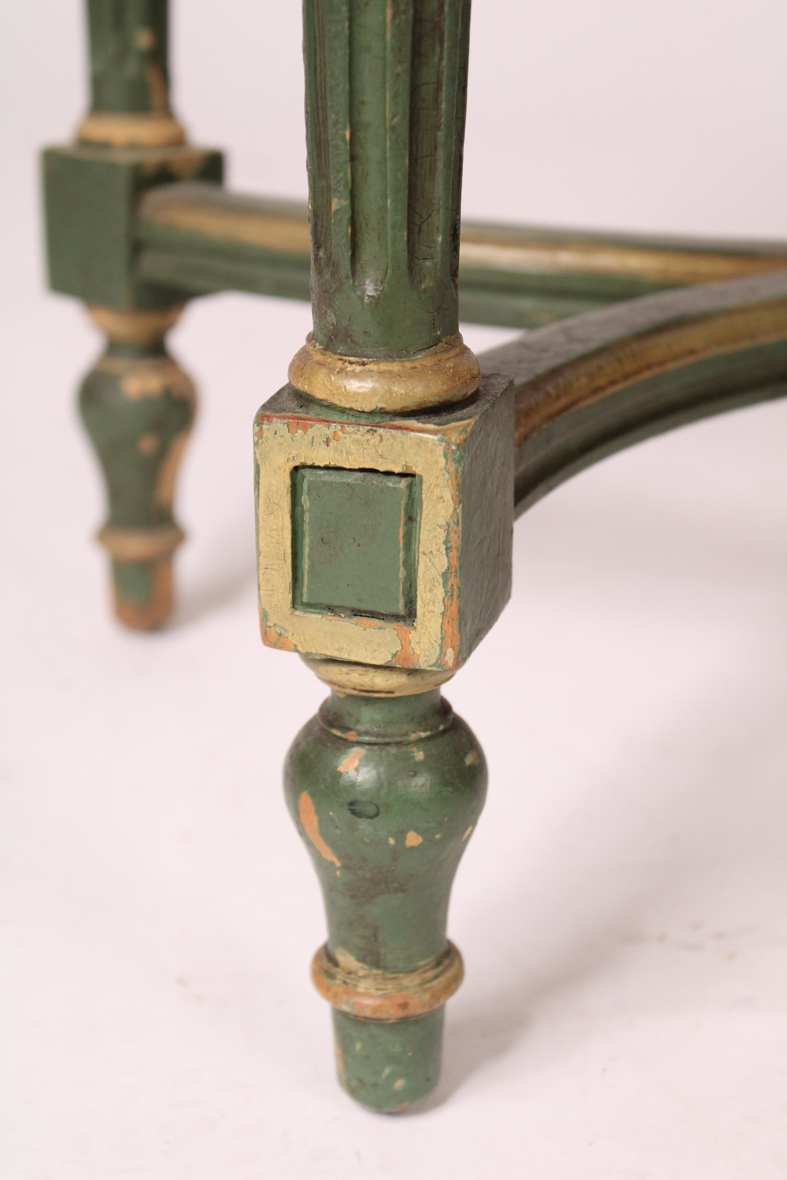 Table d'appoint peinte de style Louis XVI avec plateau en marbre 3