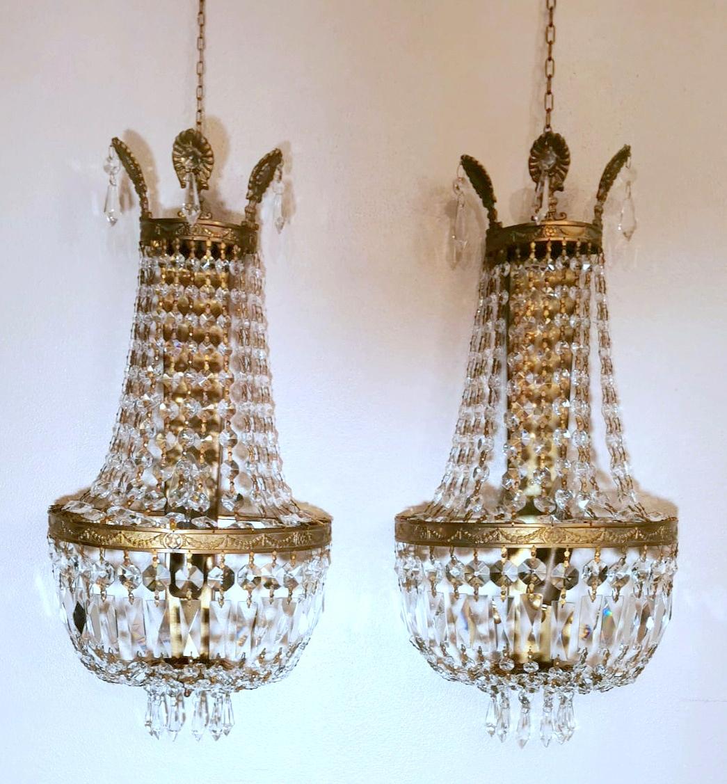 We kindly suggest you read the whole description, because with it we try to give you detailed technical and historical information to guarantee the authenticity of our objects.
Lovely and refined pair of wall sconces with the typical balloon shape;