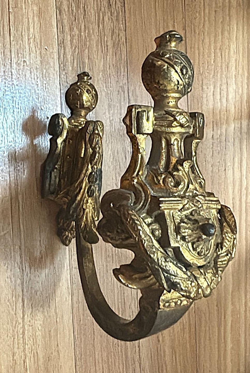 Paar französische Bronze-Vorhanghalterungen im Louis-XVI.-Stil, vergoldet und gemeißelt im Angebot 3