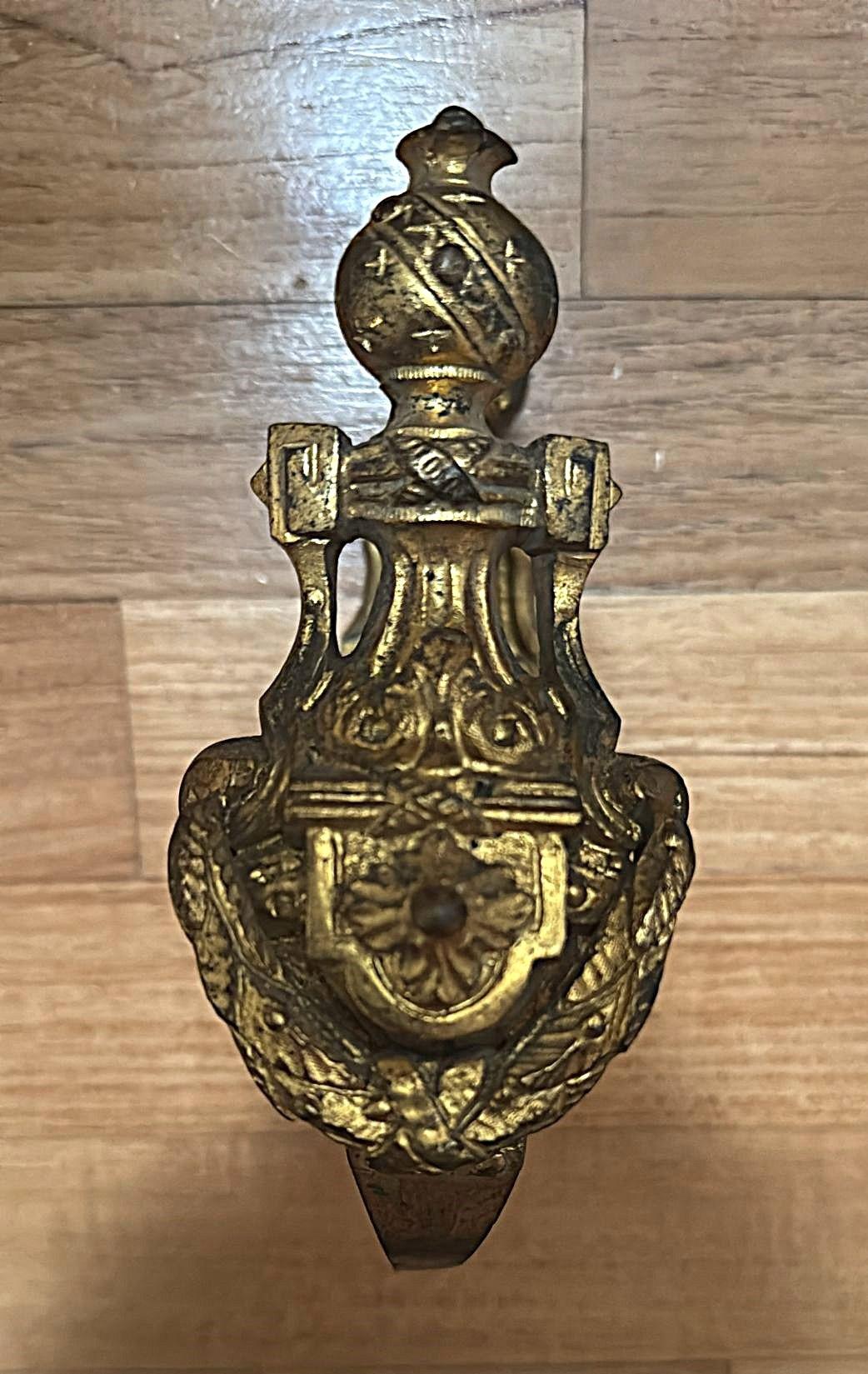 Paar französische Bronze-Vorhanghalterungen im Louis-XVI.-Stil, vergoldet und gemeißelt im Angebot 4