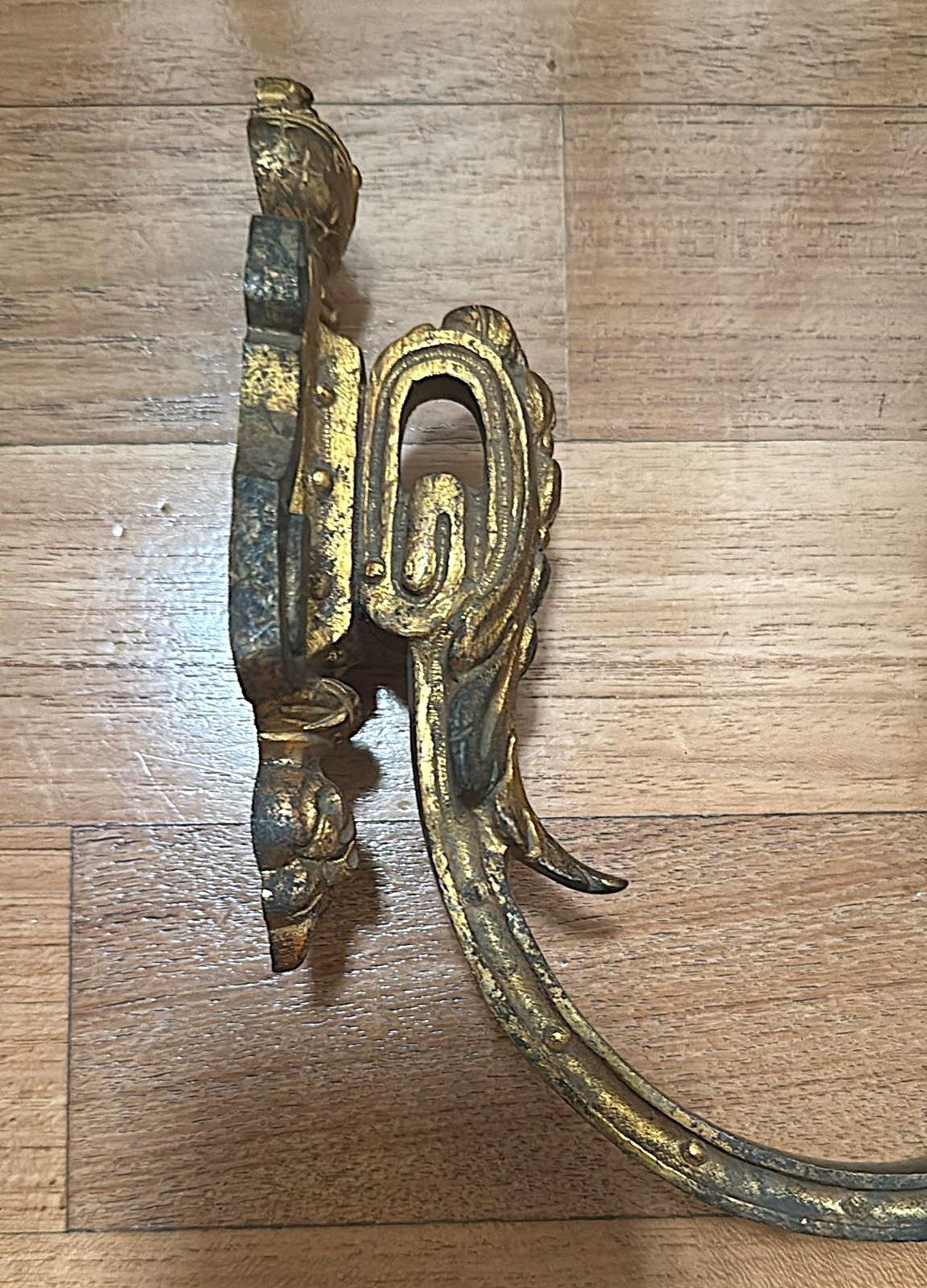Paar französische Bronze-Vorhanghalterungen im Louis-XVI.-Stil, vergoldet und gemeißelt im Angebot 5