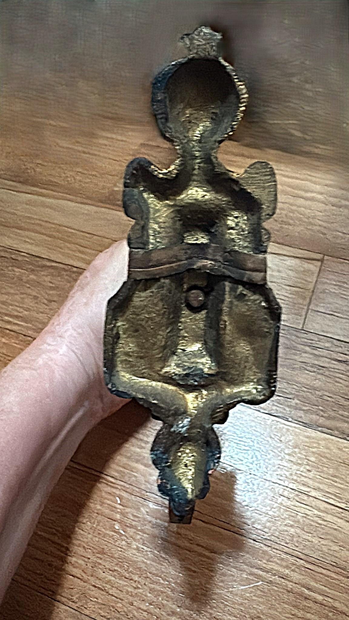 Paar französische Bronze-Vorhanghalterungen im Louis-XVI.-Stil, vergoldet und gemeißelt im Angebot 6