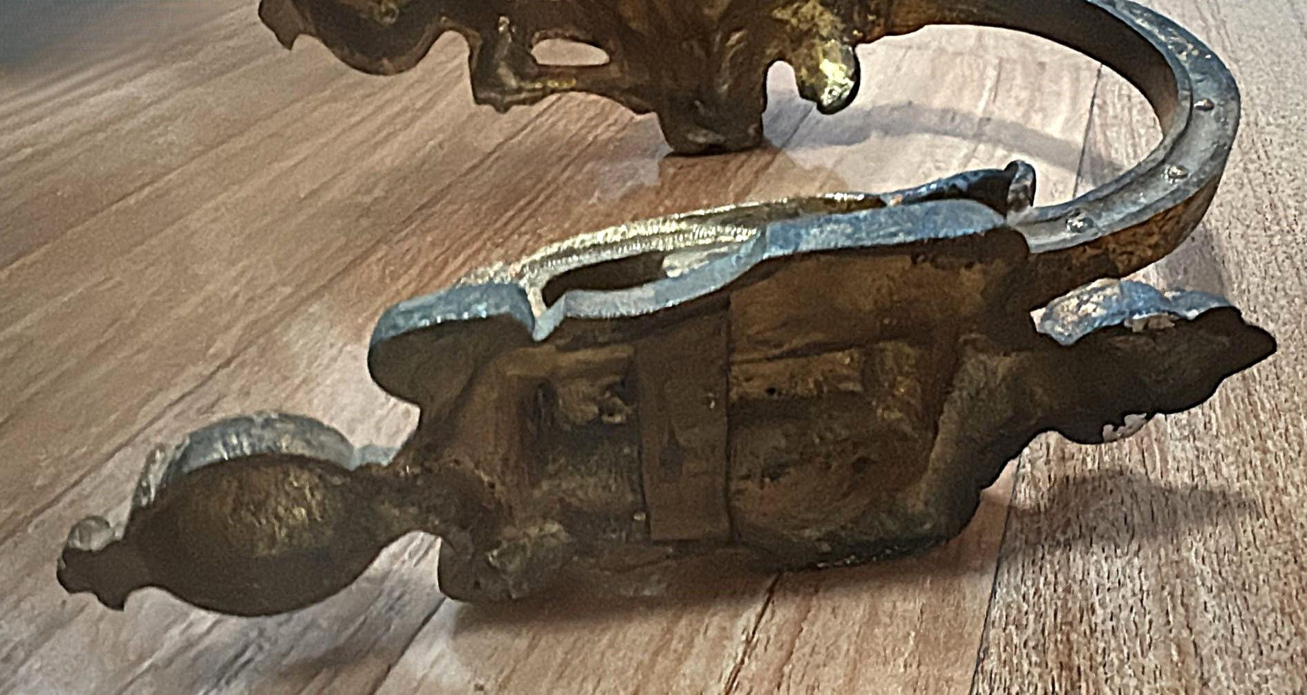 Paar französische Bronze-Vorhanghalterungen im Louis-XVI.-Stil, vergoldet und gemeißelt im Angebot 7