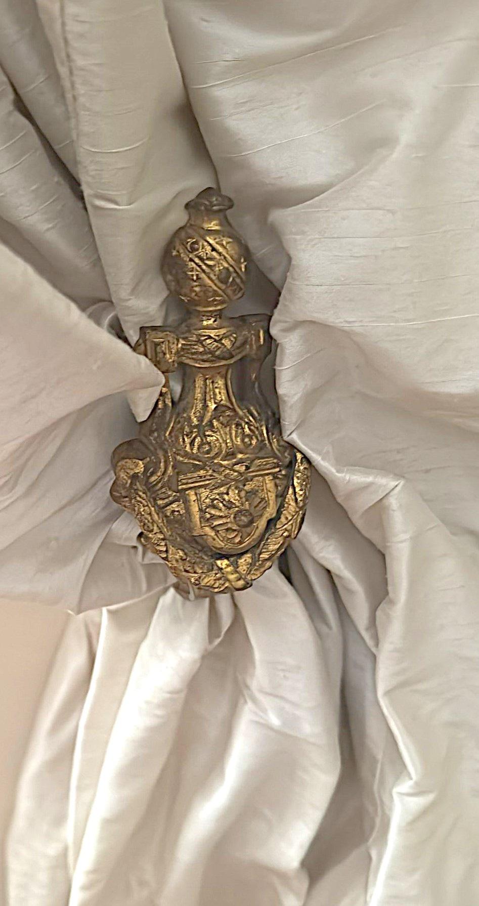 Paar französische Bronze-Vorhanghalterungen im Louis-XVI.-Stil, vergoldet und gemeißelt im Angebot 9