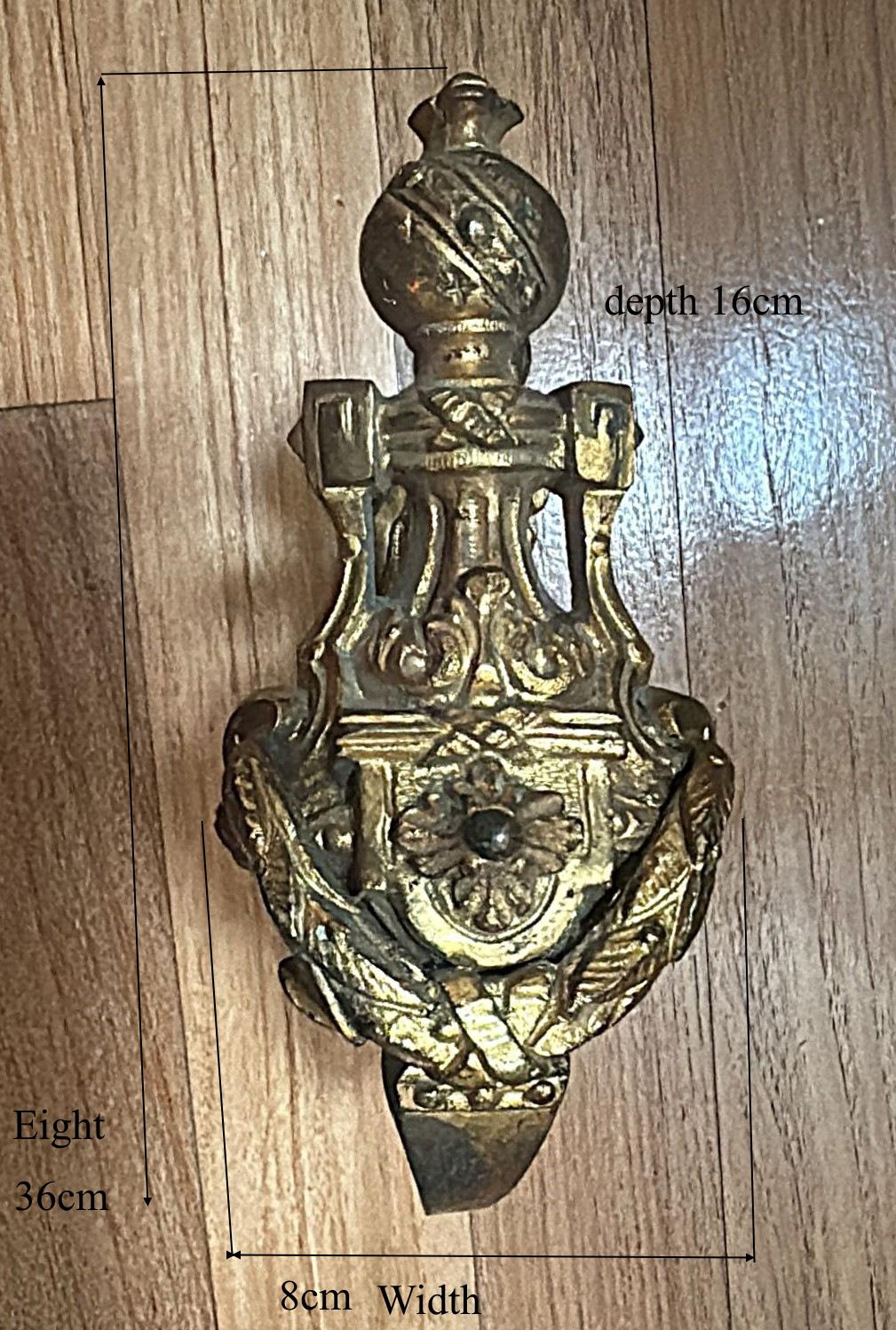 Paar französische Bronze-Vorhanghalterungen im Louis-XVI.-Stil, vergoldet und gemeißelt im Angebot 10