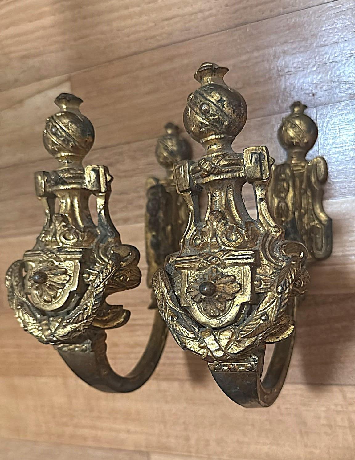 Paar französische Bronze-Vorhanghalterungen im Louis-XVI.-Stil, vergoldet und gemeißelt (Louis XVI.) im Angebot