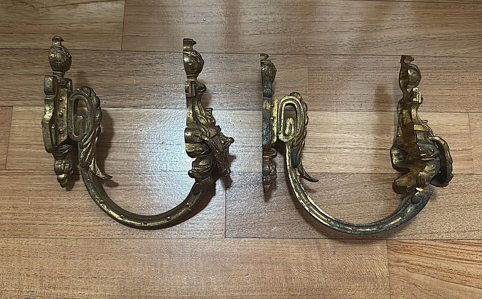 Paar französische Bronze-Vorhanghalterungen im Louis-XVI.-Stil, vergoldet und gemeißelt (Französisch) im Angebot