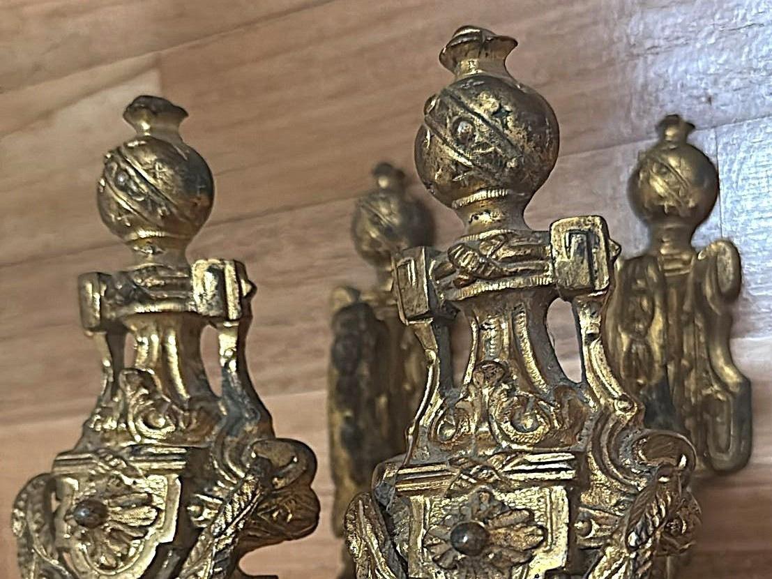 Paar französische Bronze-Vorhanghalterungen im Louis-XVI.-Stil, vergoldet und gemeißelt (Vergoldet) im Angebot